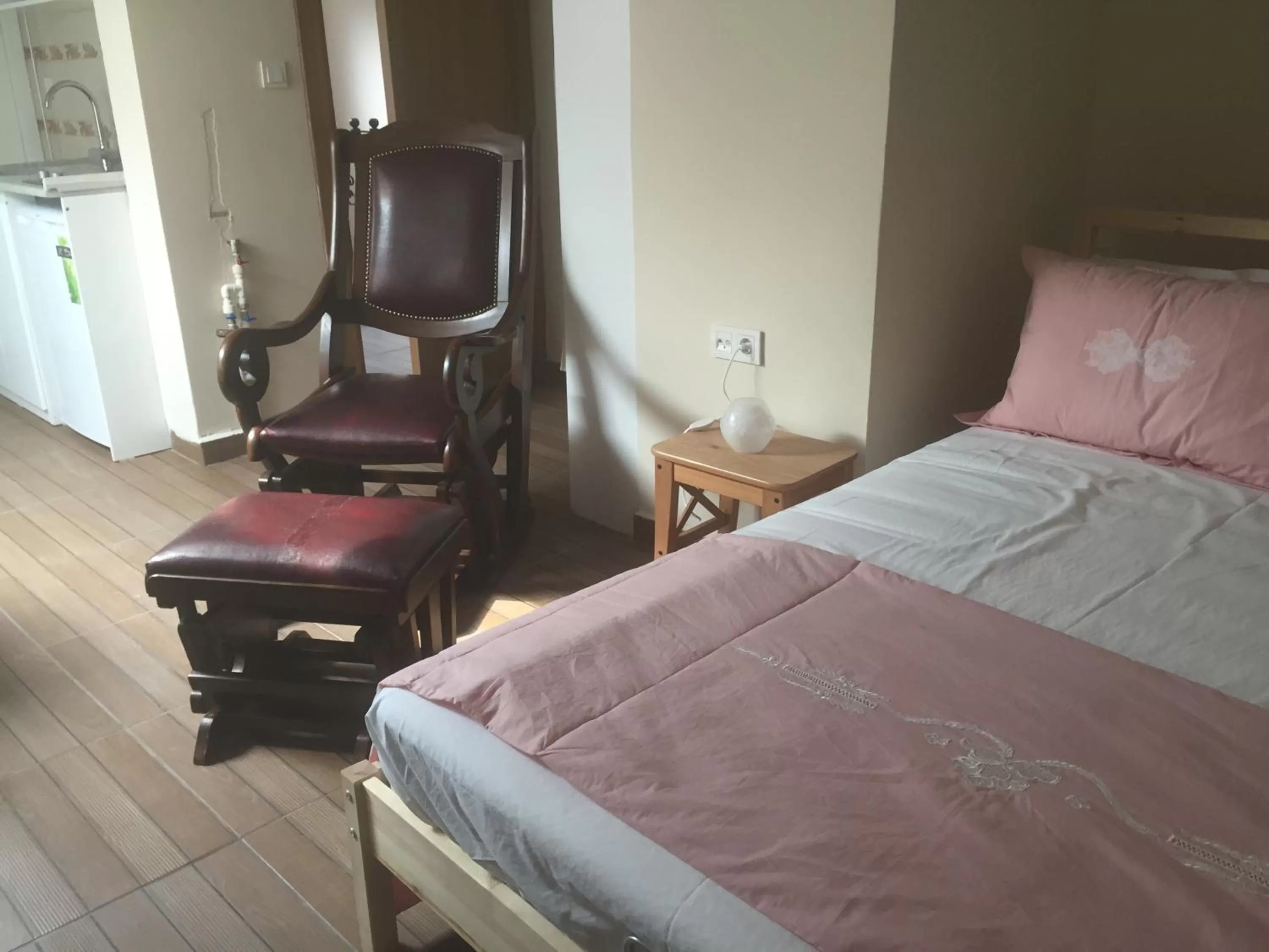 Communal lounge/ TV room, Bed in Ede Apart Otel