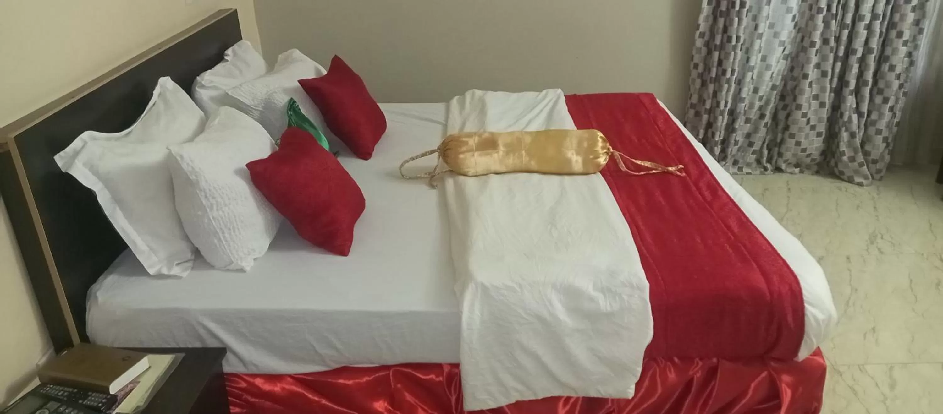 Bed in Nue-Crest Hotels & Suites