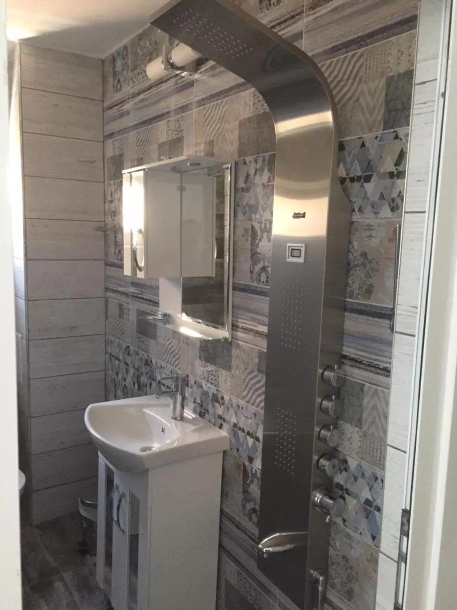 Bathroom in Family Hotel Malibu