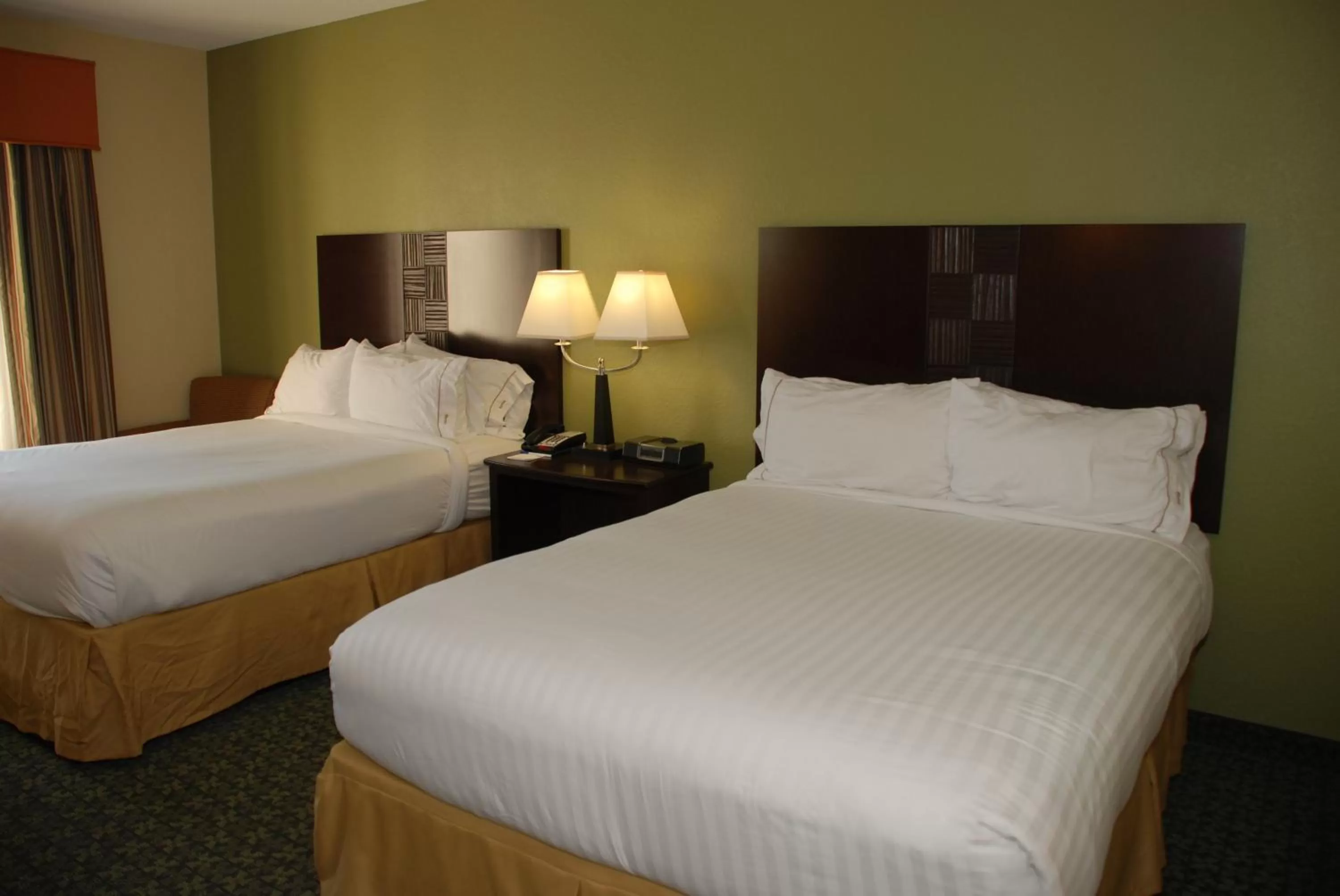 Photo of the whole room, Bed in Holiday Inn Express & Suites Covington by IHG