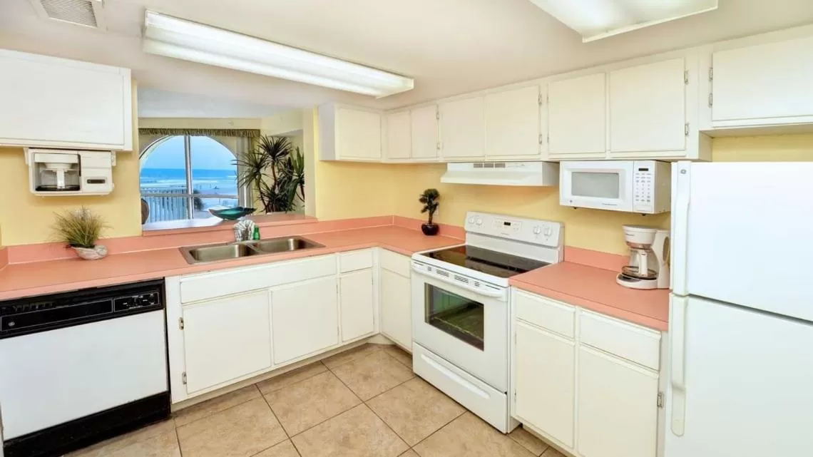 Kitchen or kitchenette in El Caribe Resort and Conference Center