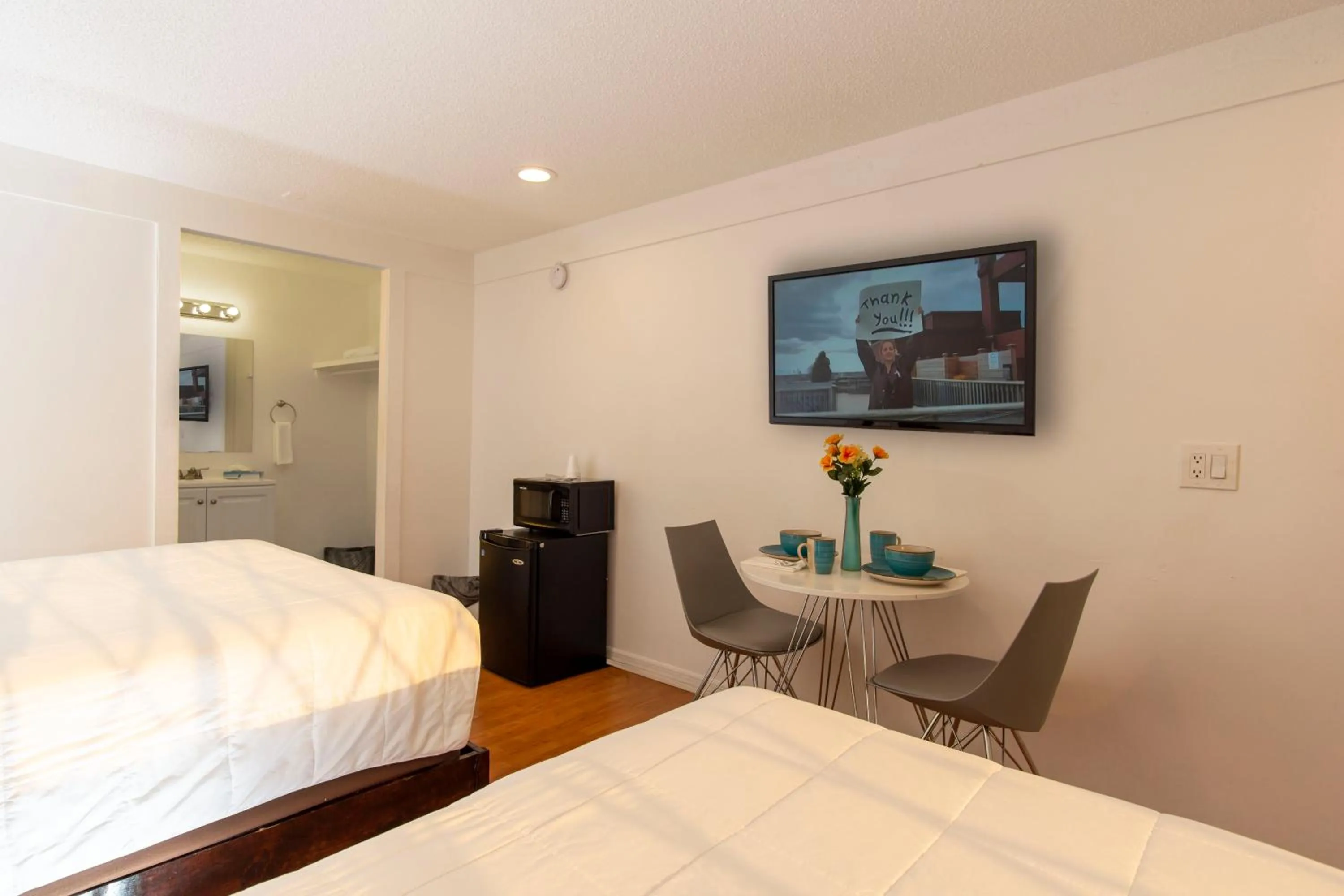 Photo of the whole room, Bed in Spinnaker Inn of Naples