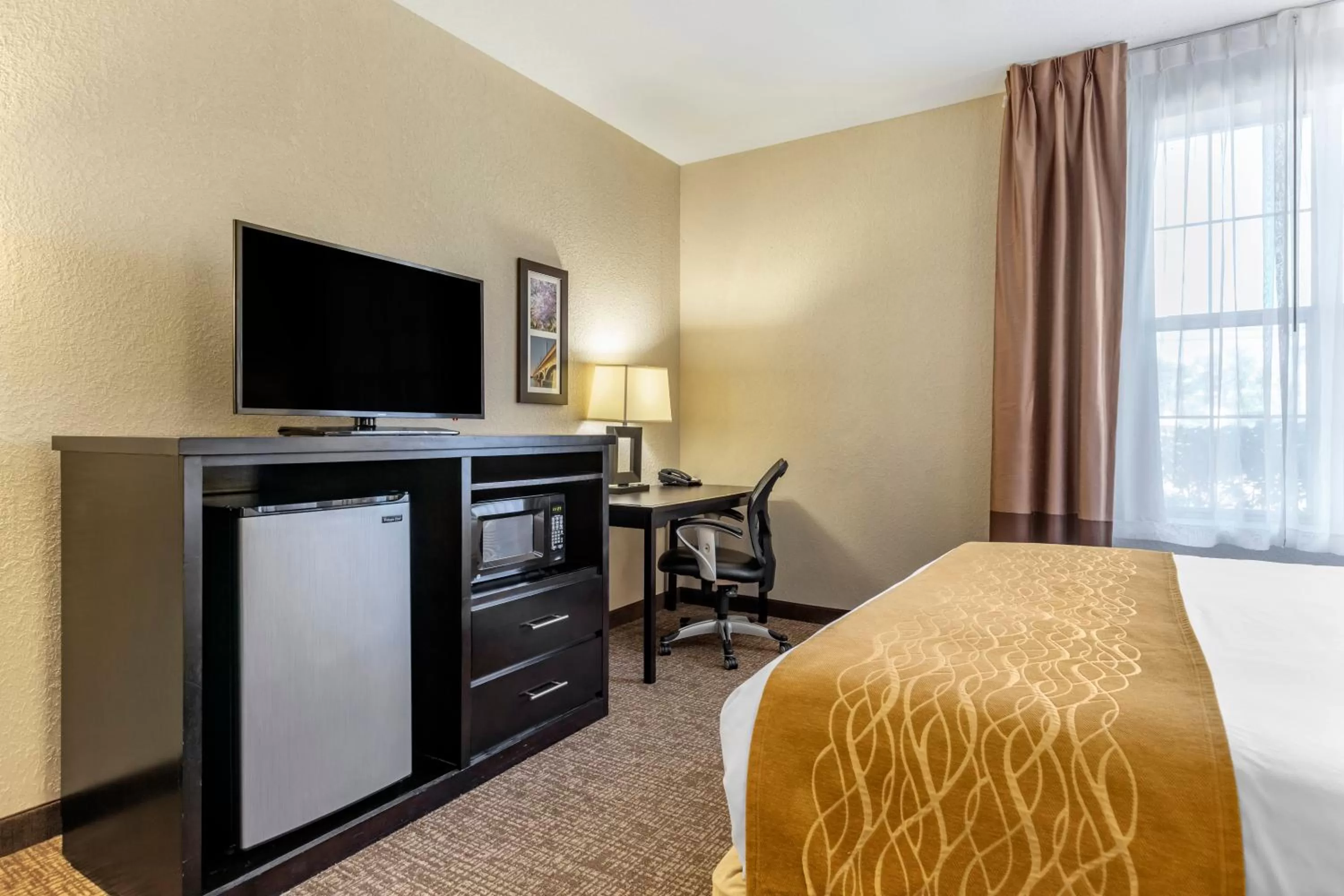 Bed in Comfort Inn & Suites Allen Park - Dearborn