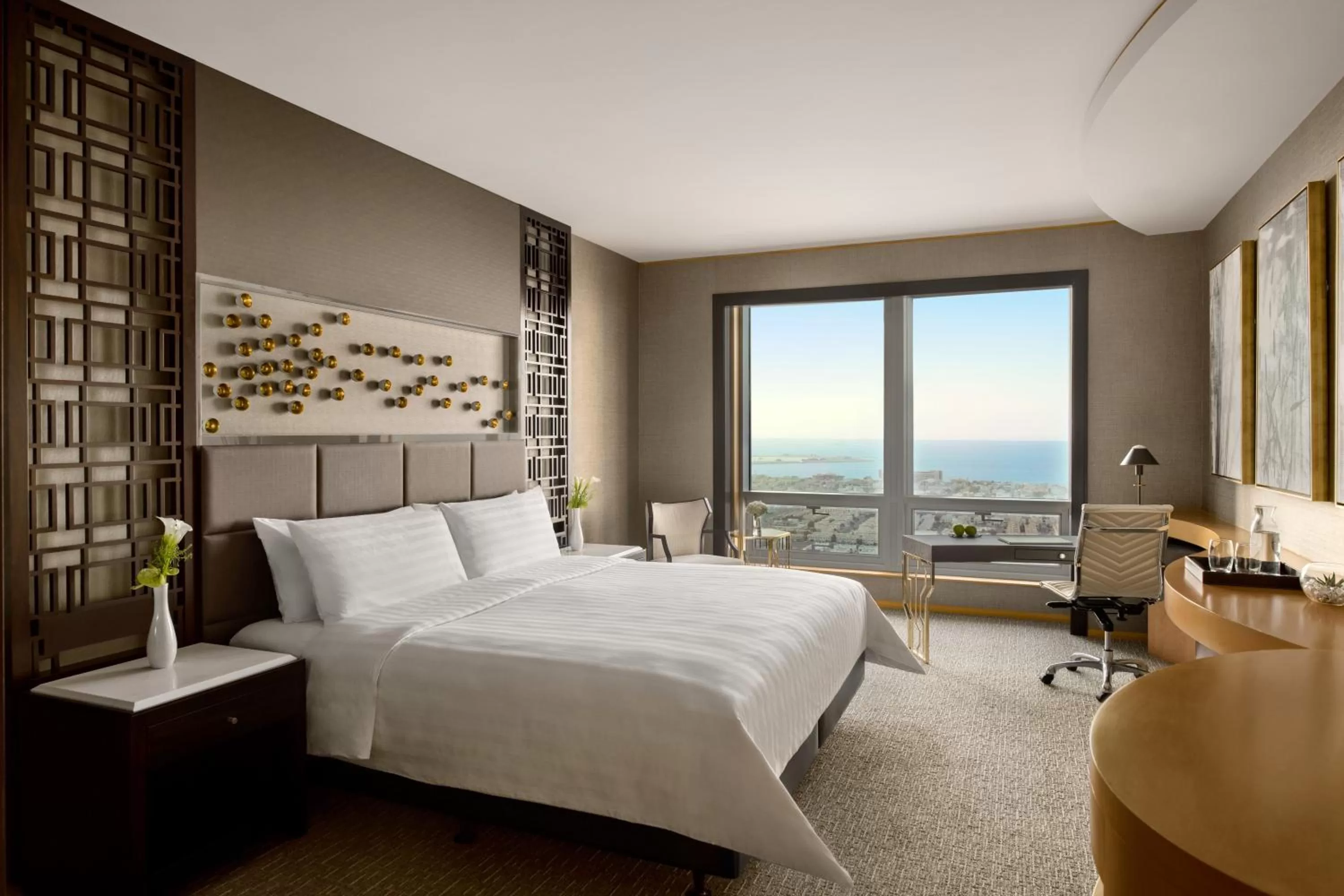 Photo of the whole room, Bed in Shangri-La Dubai