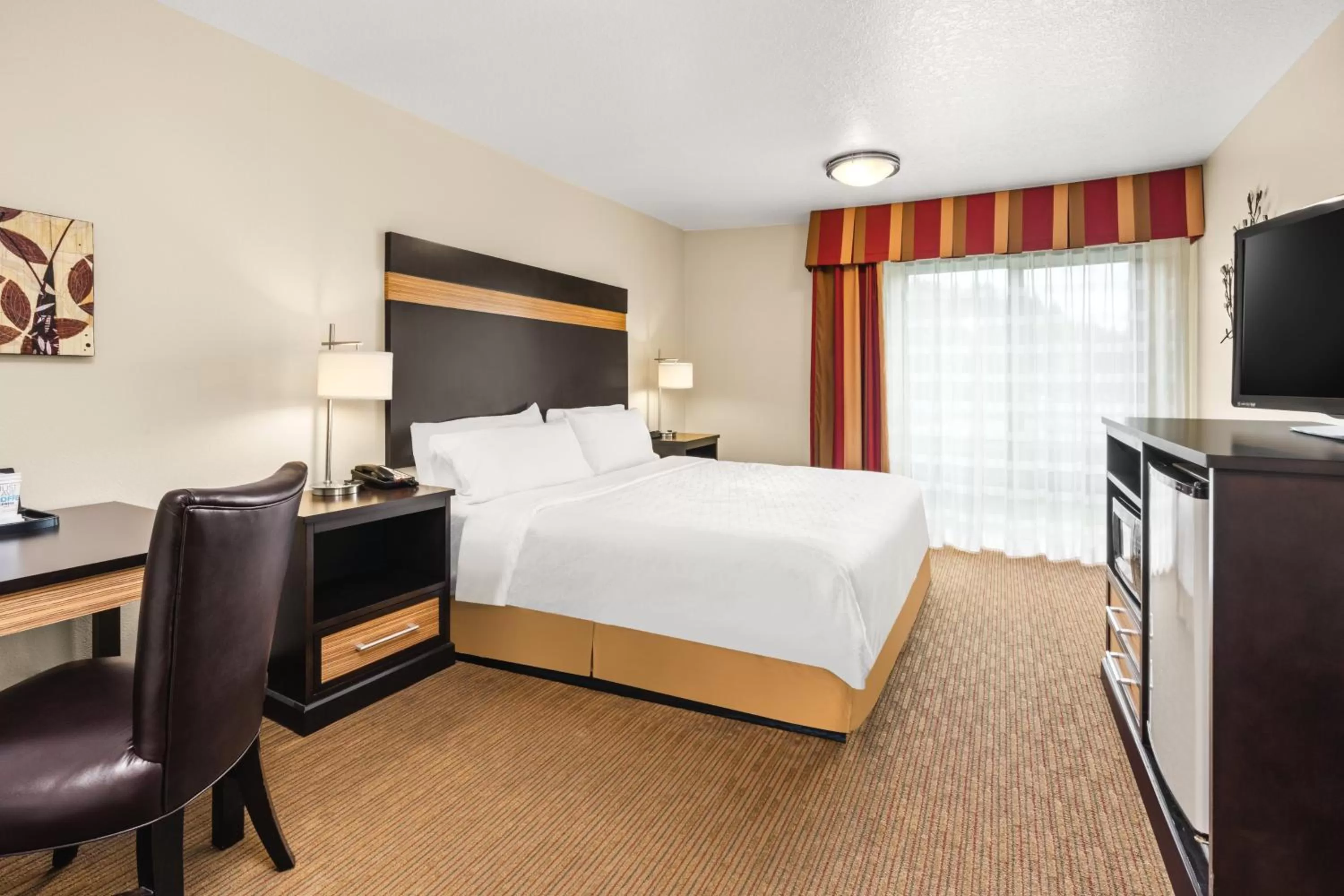 Photo of the whole room, Bed in Holiday Inn Express Portland SE - Clackamas Area by IHG