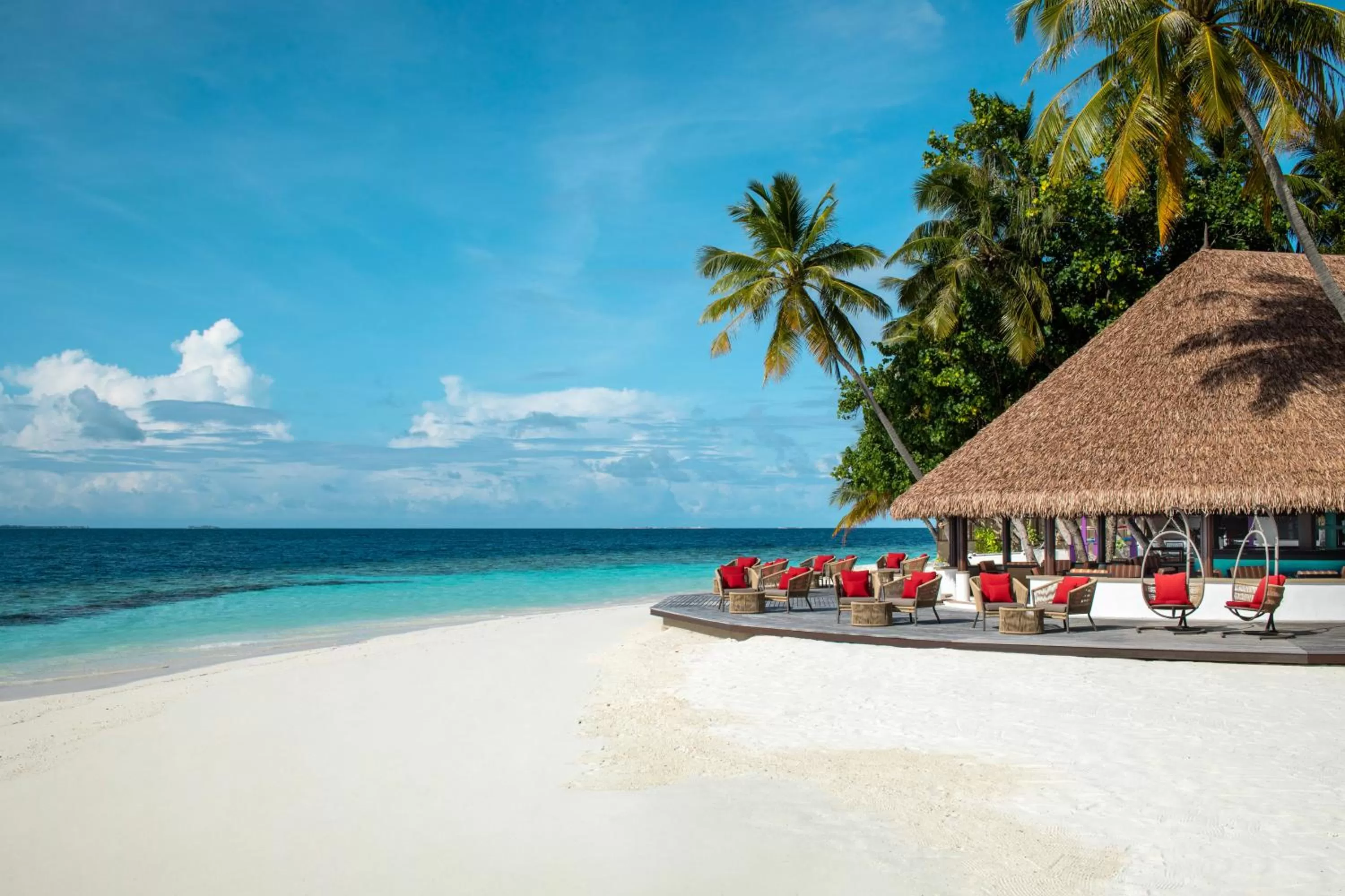 Restaurant/places to eat, Beach in Dhawa Ihuru