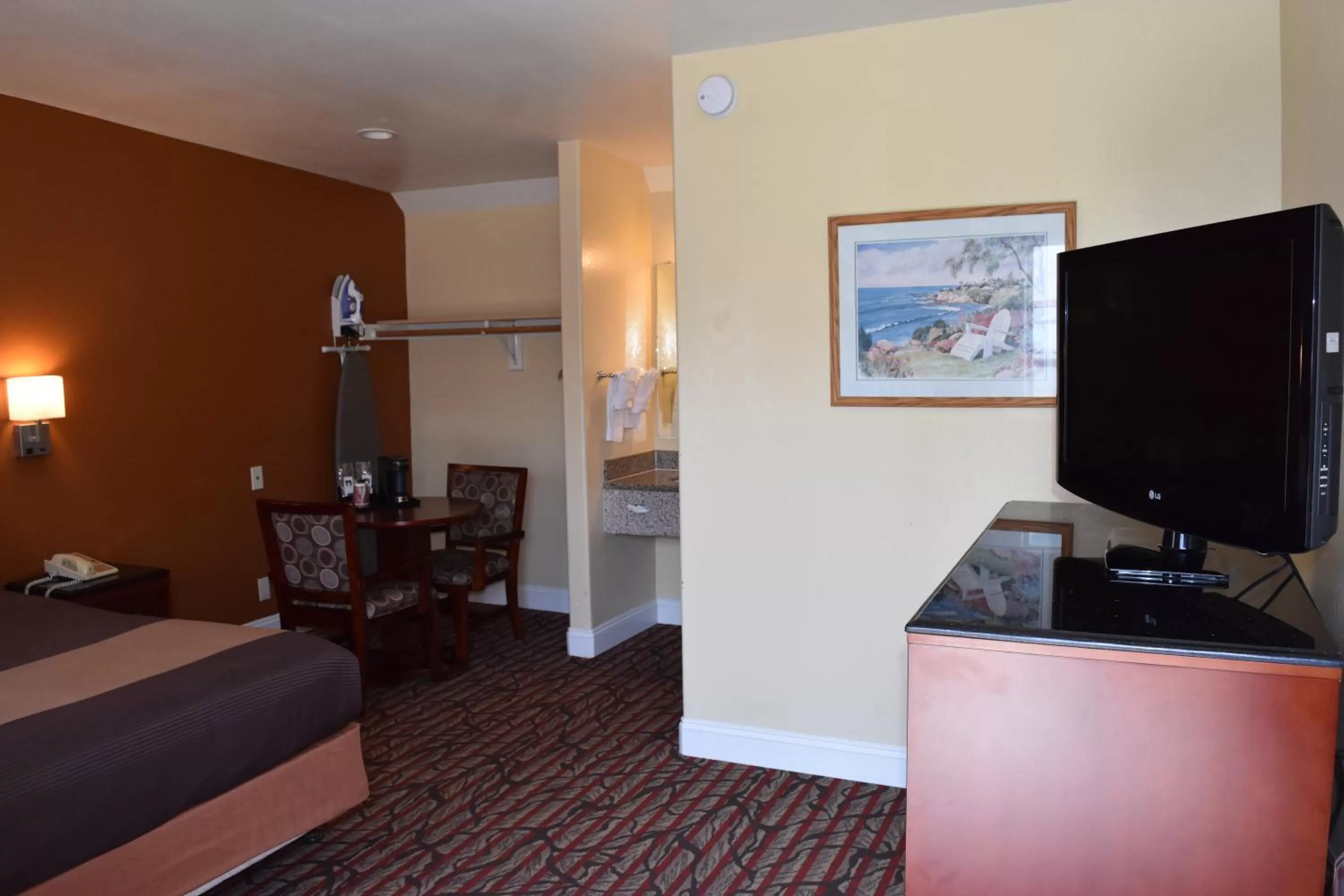 Photo of the whole room, Bed in Seaside Inn Monterey