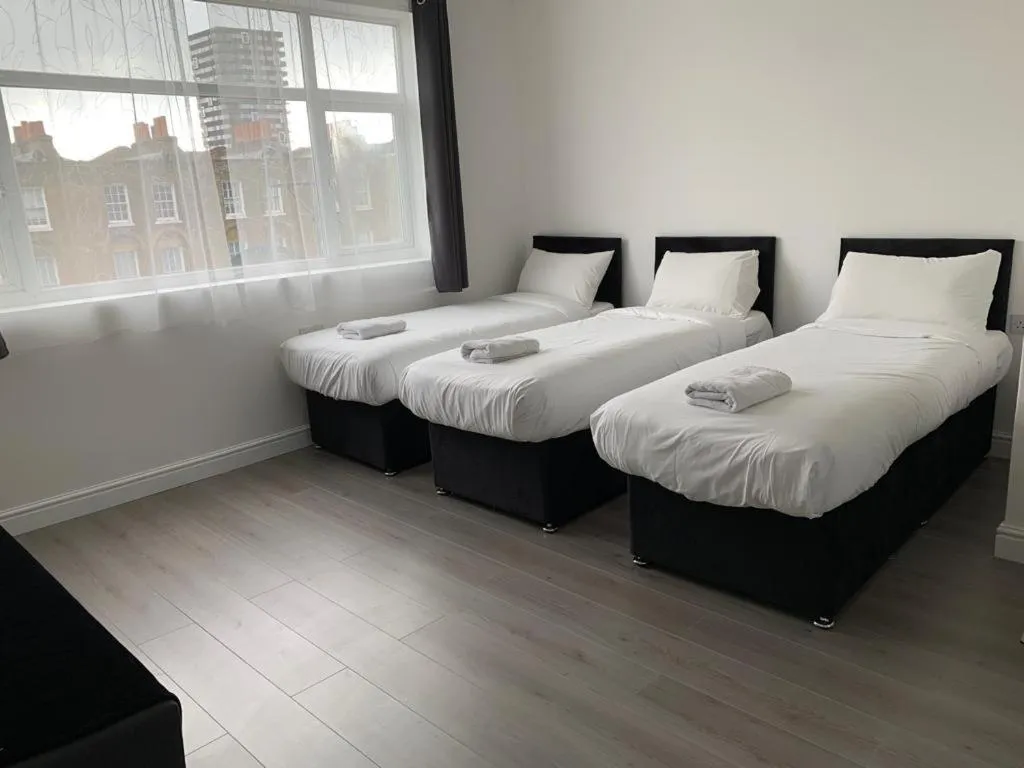 Bedroom, Bed in Comfortable - Cosy - Budget Studios in City Center