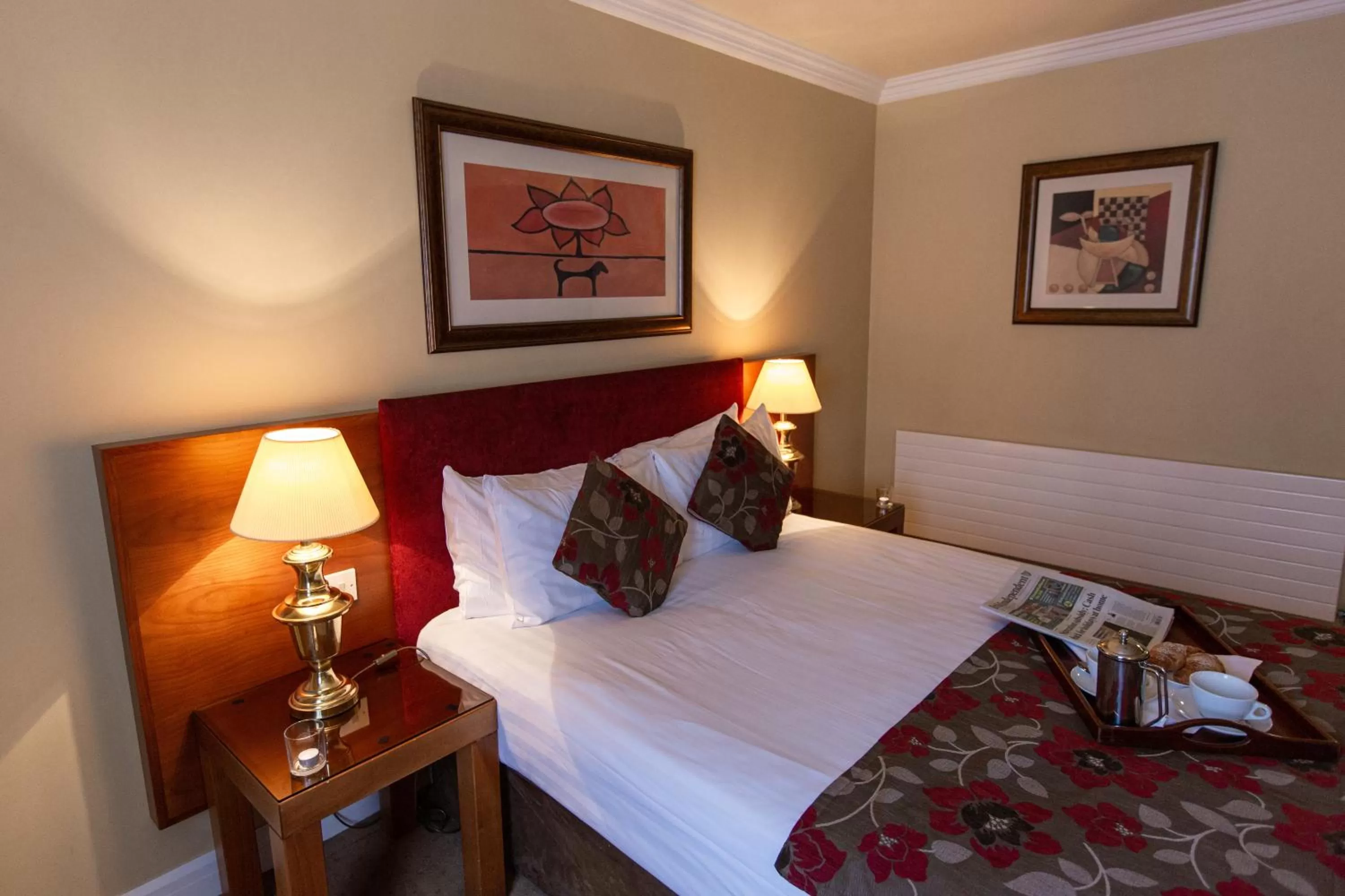 Bed in Hamlet Court Hotel