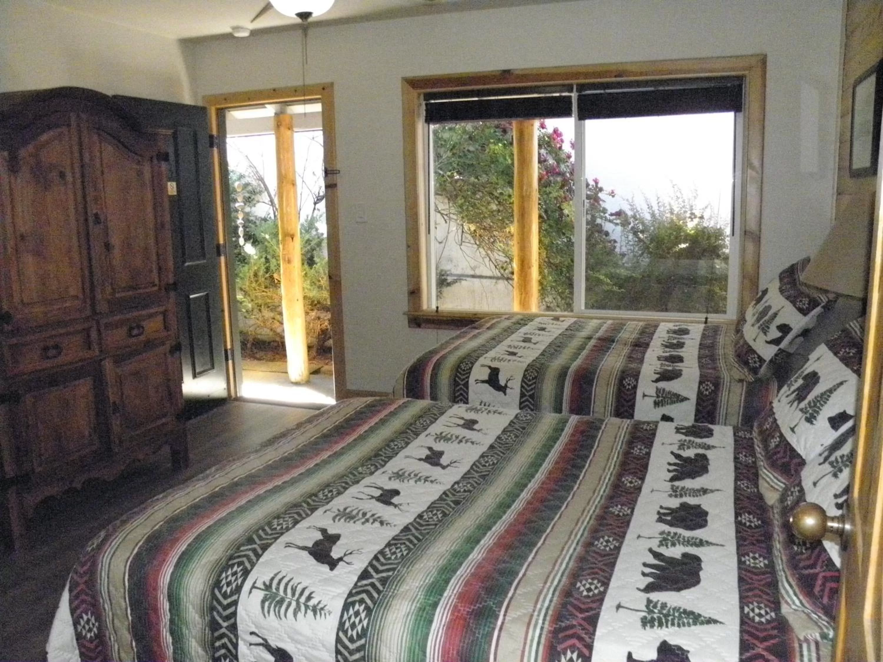 Bed in CREEKSIDE LODGE