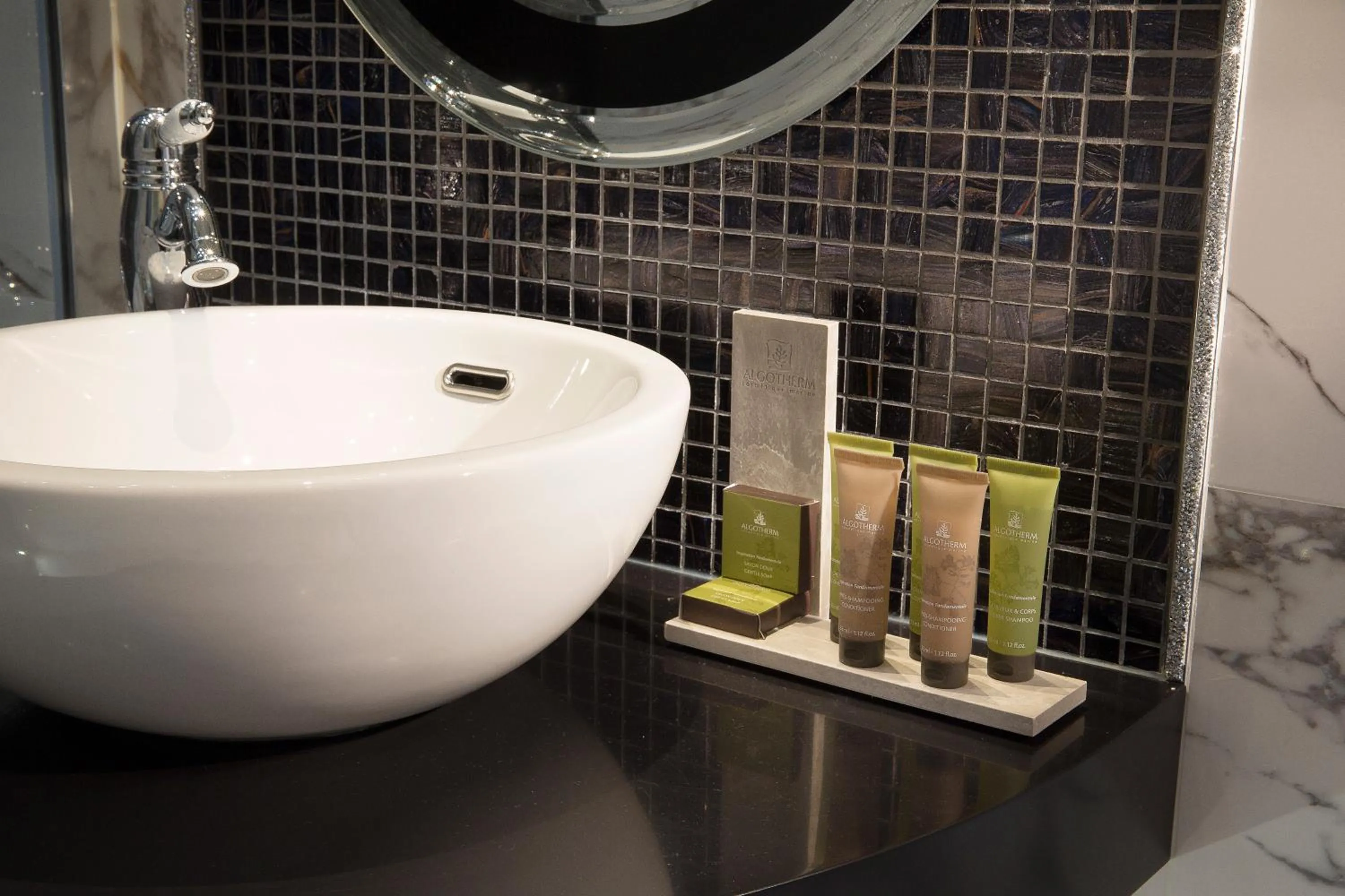 Bathroom in Hotel Residence Henri IV