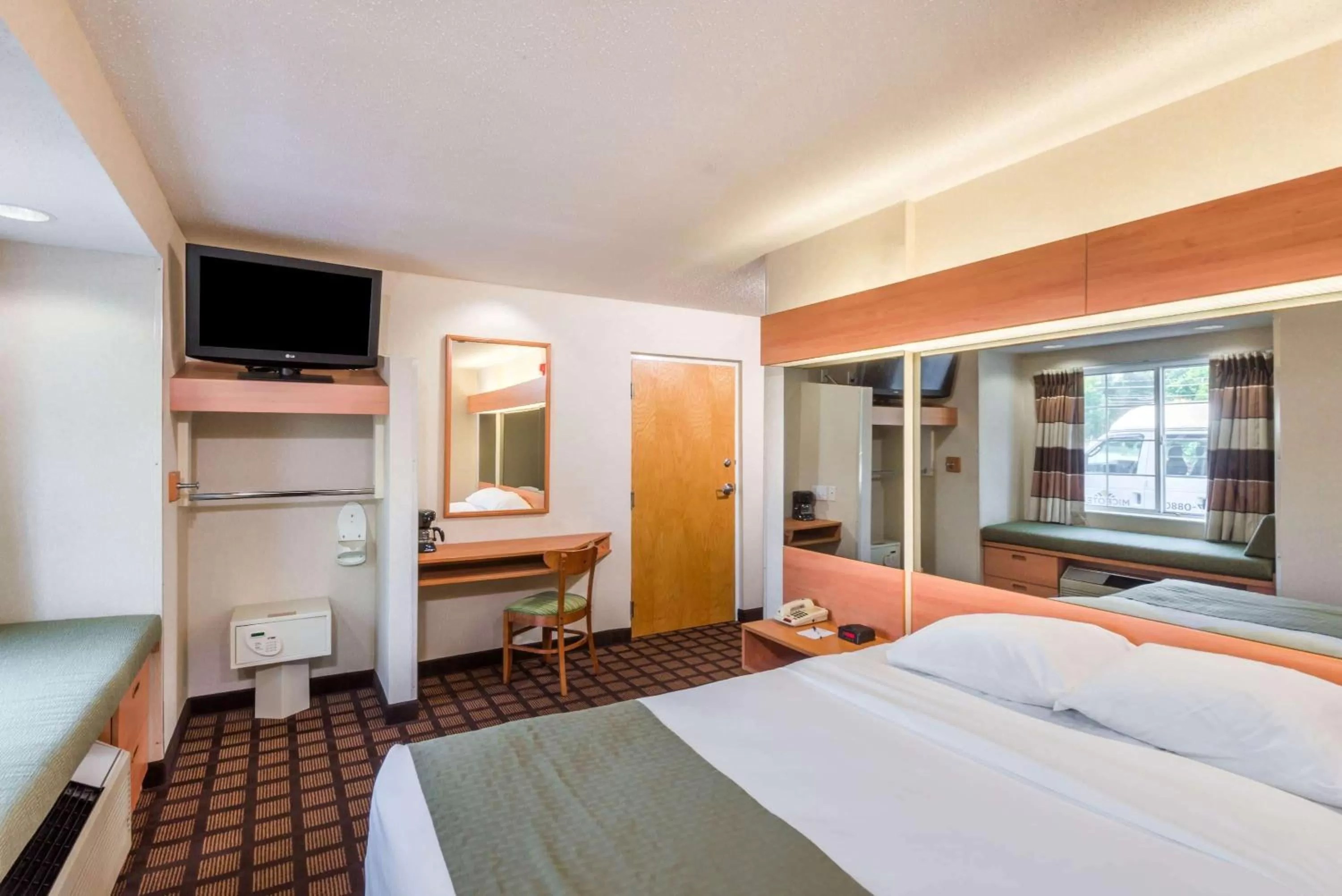 Photo of the whole room, Bed in Microtel Inn & Suites by Wyndham Uncasville Casino Area