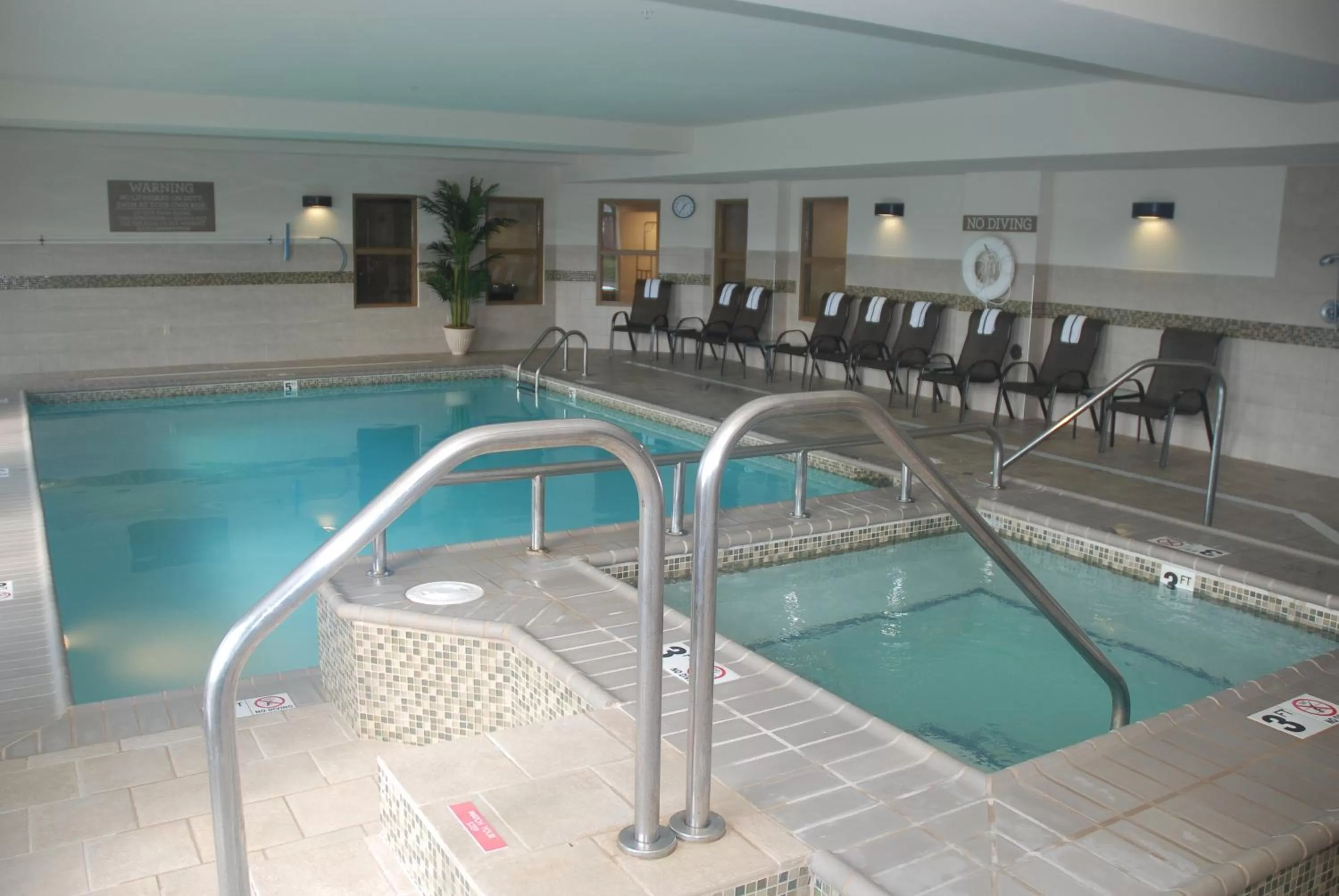 Swimming pool in Country Inn & Suites by Radisson, Lexington Park (Patuxent River Naval Air Station), MD