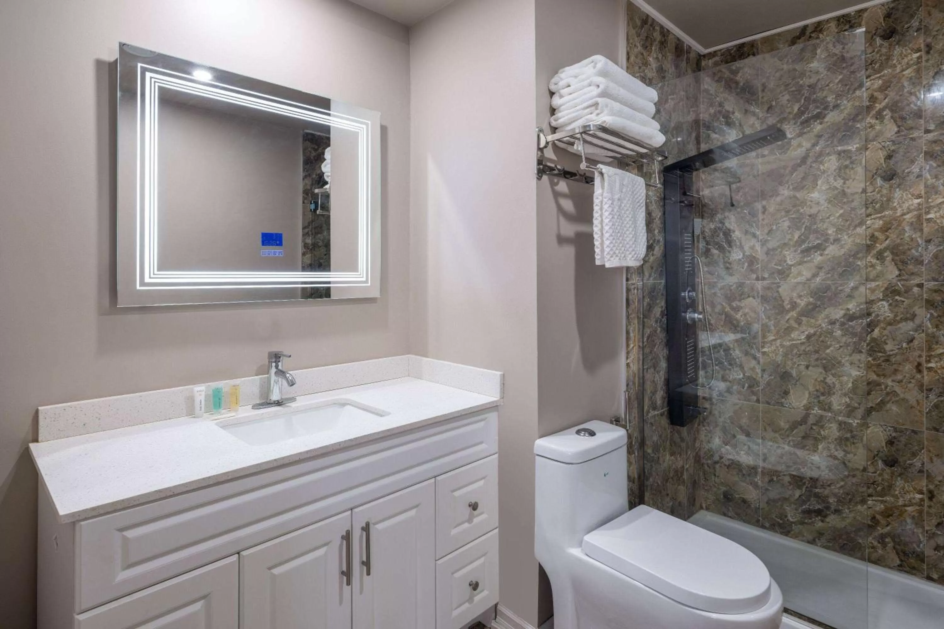 TV and multimedia in Super 8 by Wyndham Niagara Falls ON