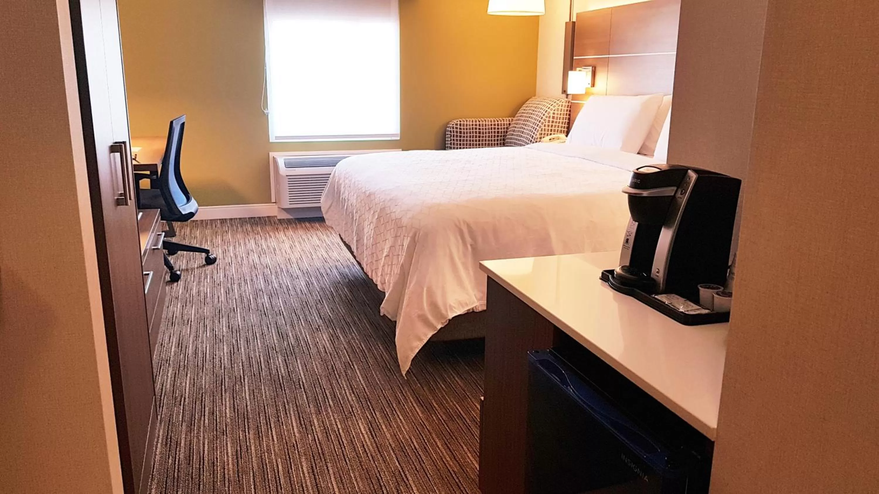 Photo of the whole room, Bed in Holiday Inn Express and Suites Surrey by IHG