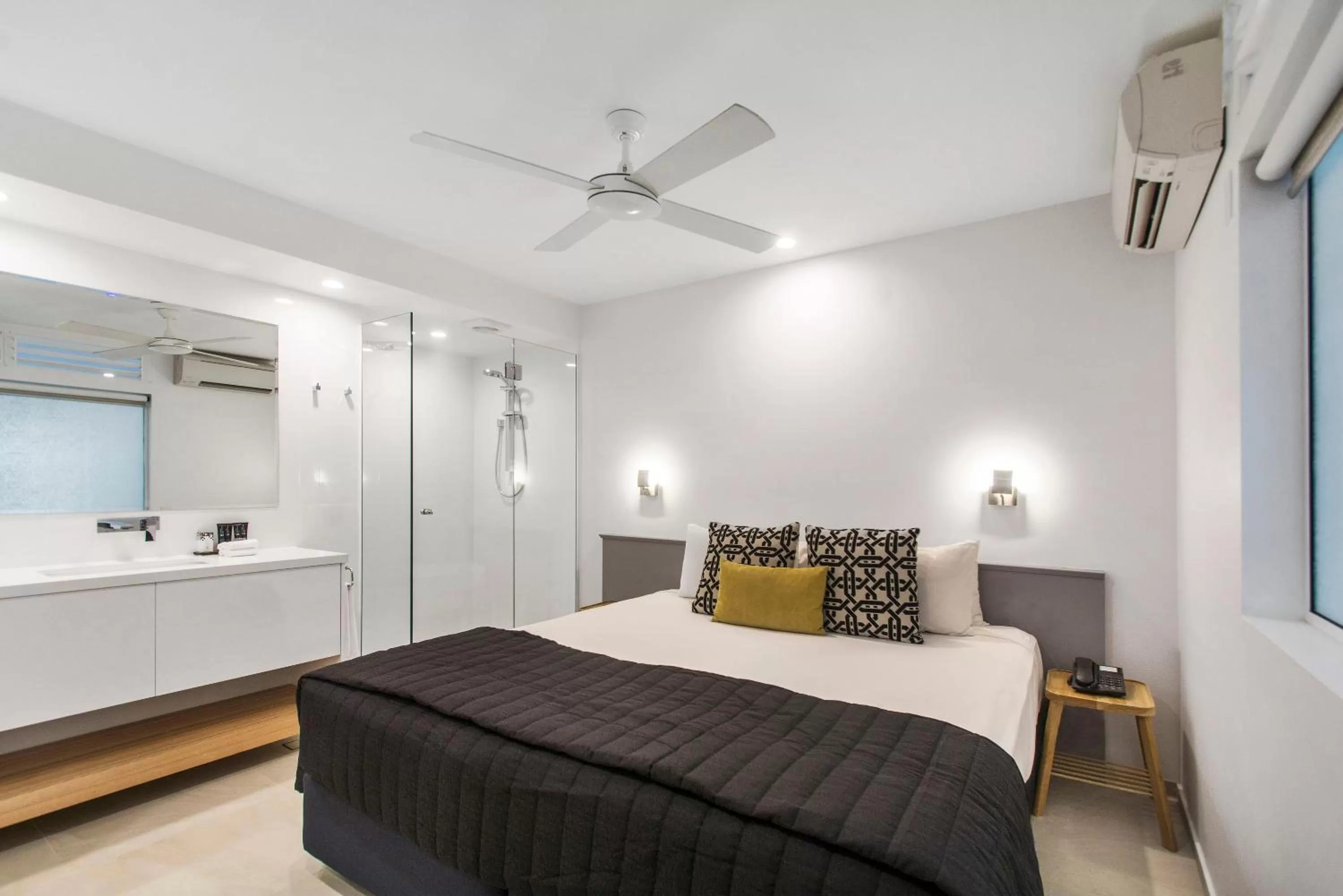 Bathroom, Bed in Mantra French Quarter Noosa