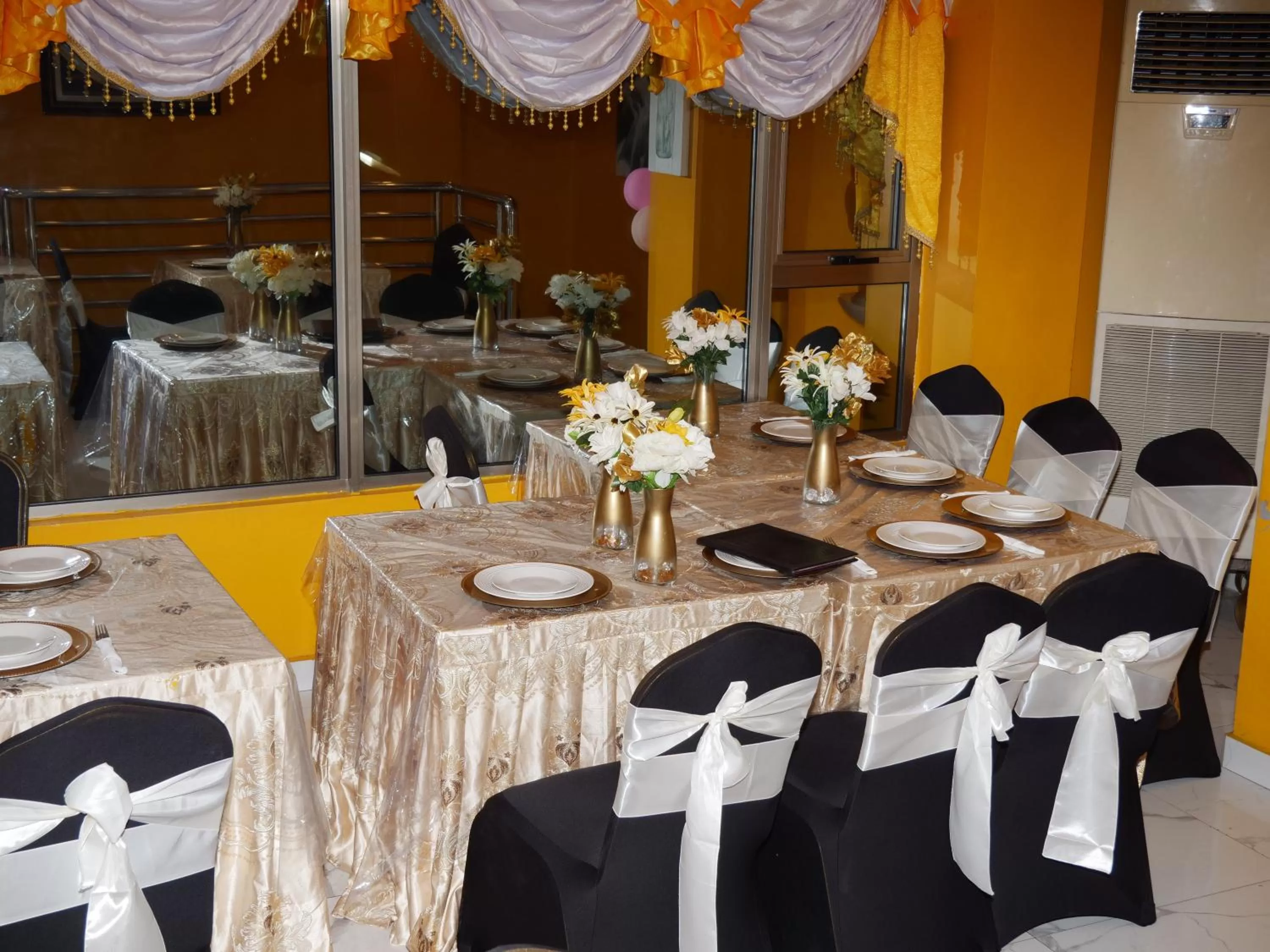 Restaurant/places to eat in Marriot Metropolitan Hotel