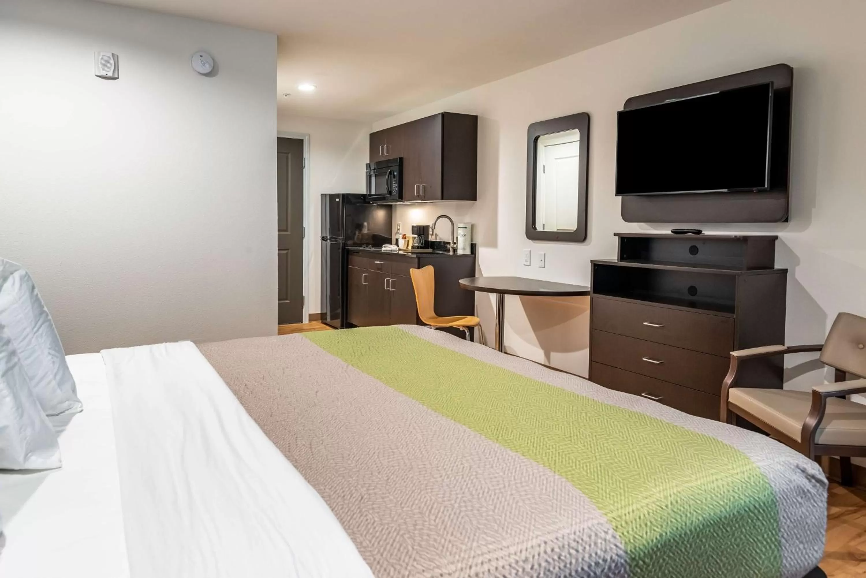 TV and multimedia, Bed in Studio 6 Lake Charles