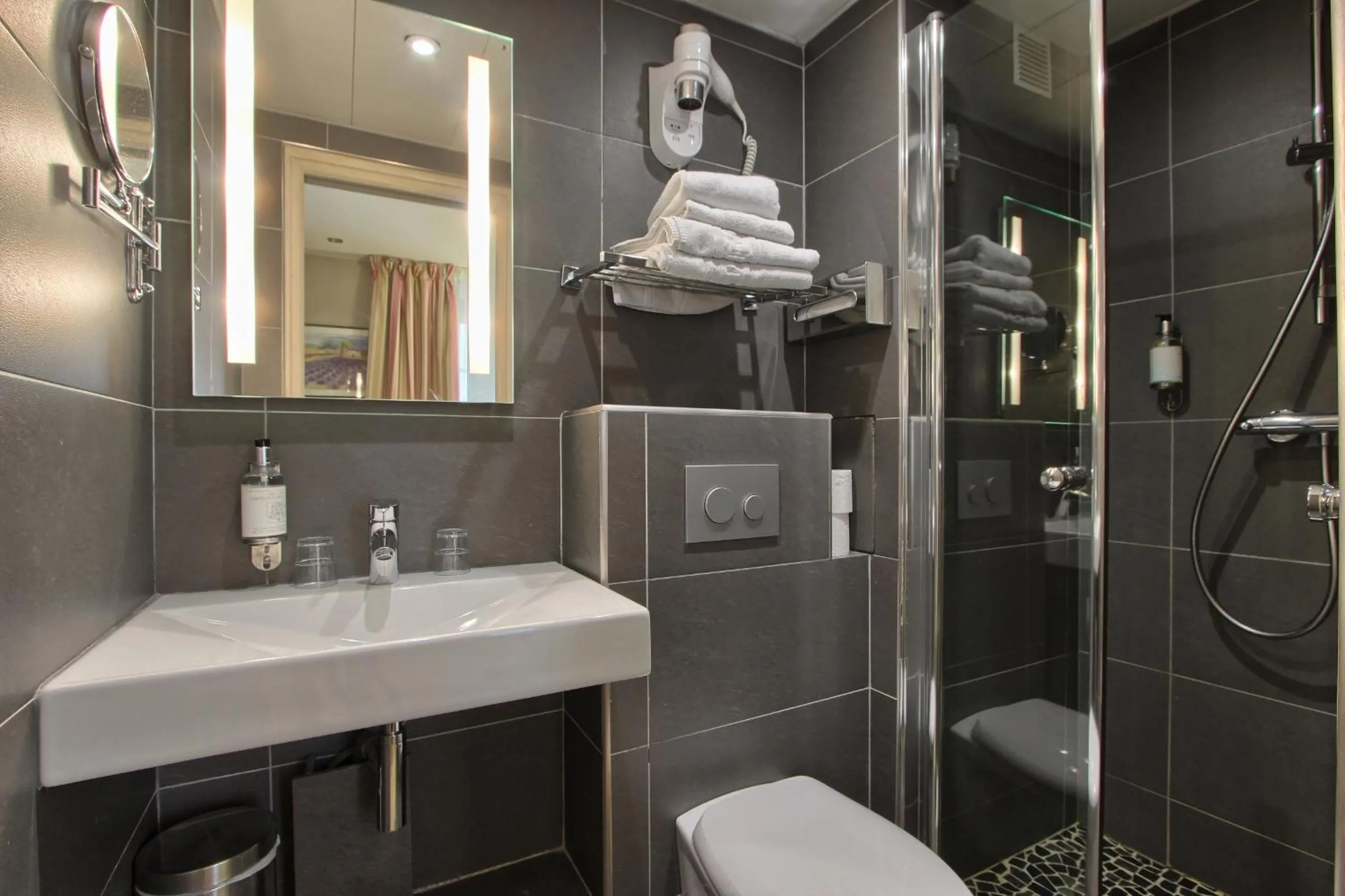 Shower in Villa Margaux Opéra Montmartre