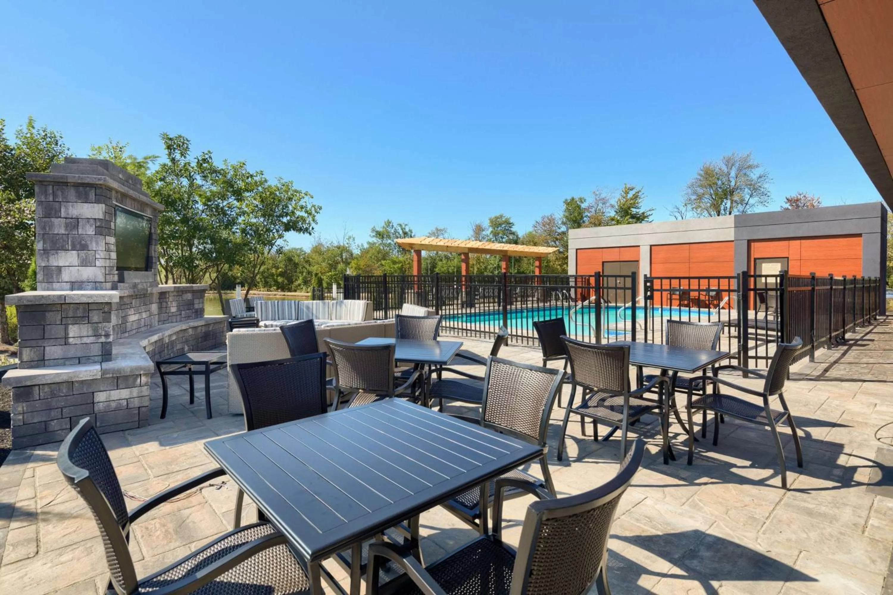 Patio in Hampton Inn Louisville Northeast