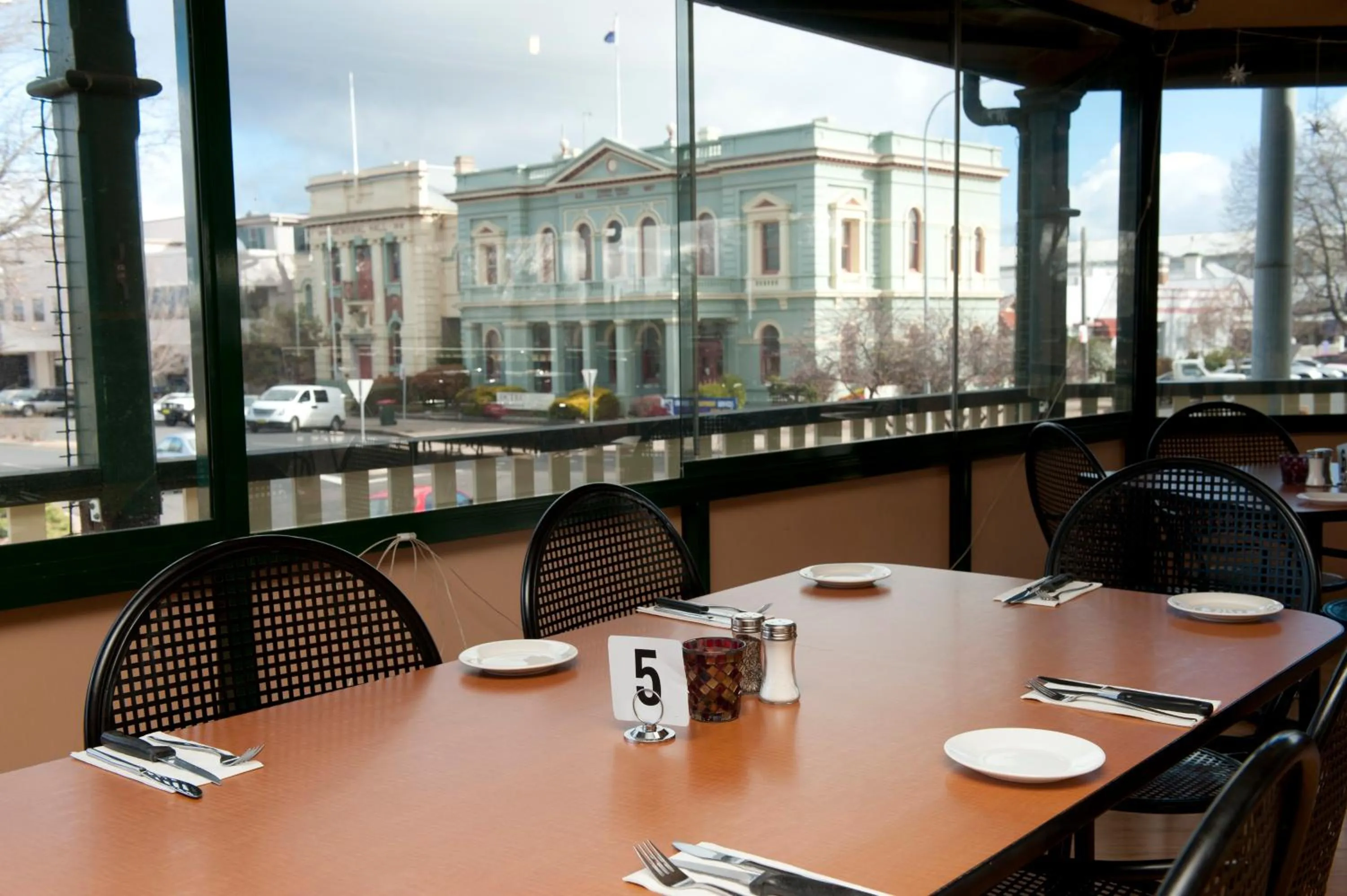 Restaurant/places to eat in Town Square Motel