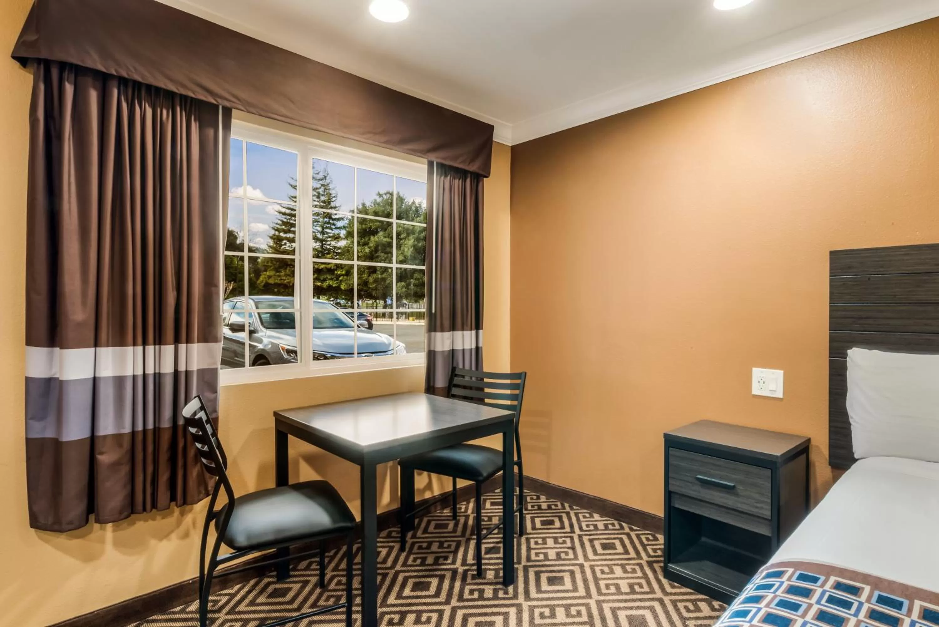 Bed in Americas Best Value Inn - Ukiah