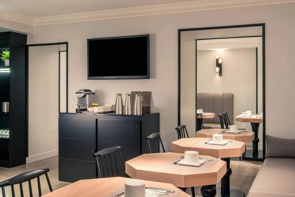 Buffet breakfast in Mercure Paris Arc de Triomphe Wagram