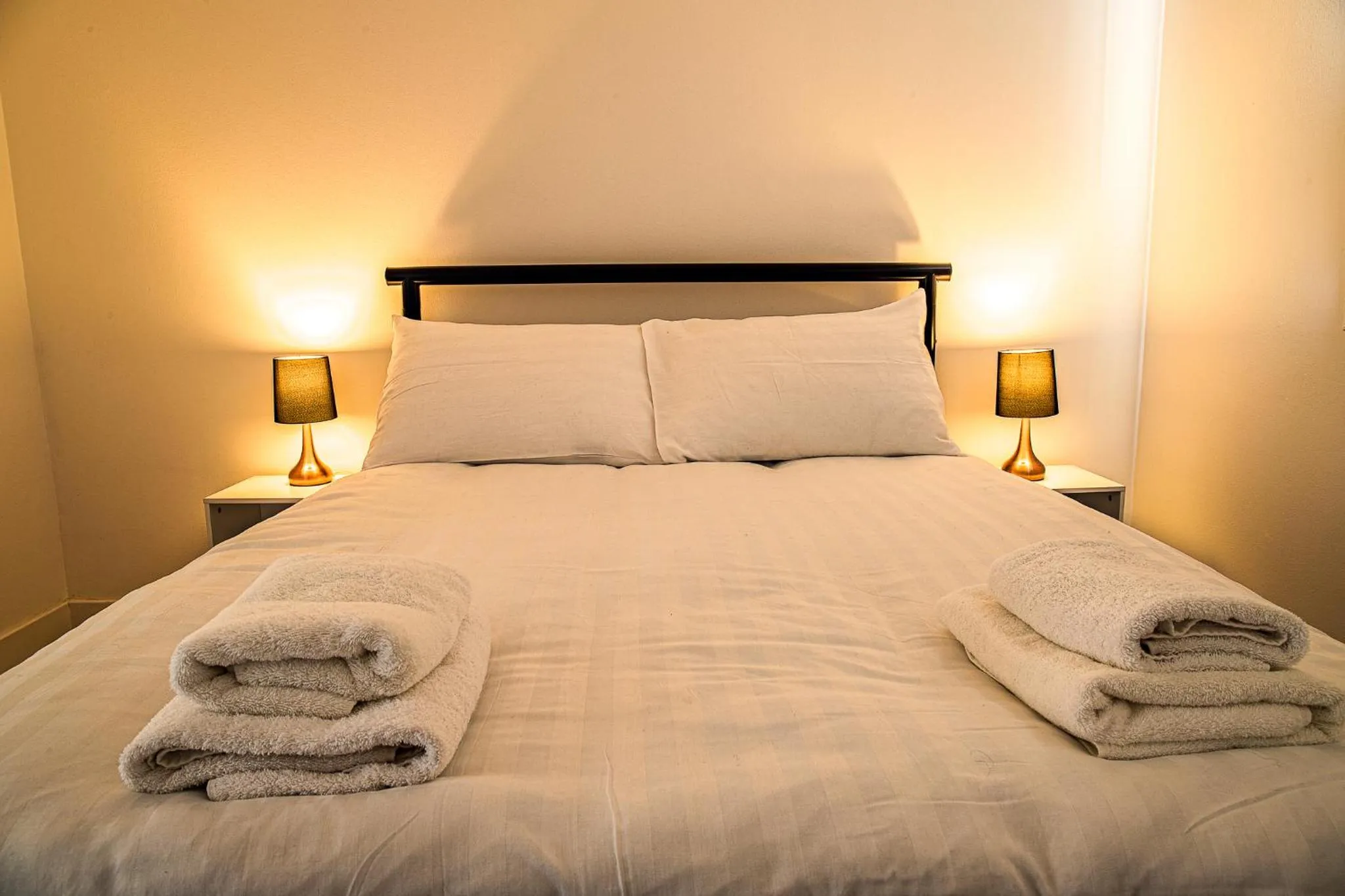 Bedroom, Bed in Millburn Apartment