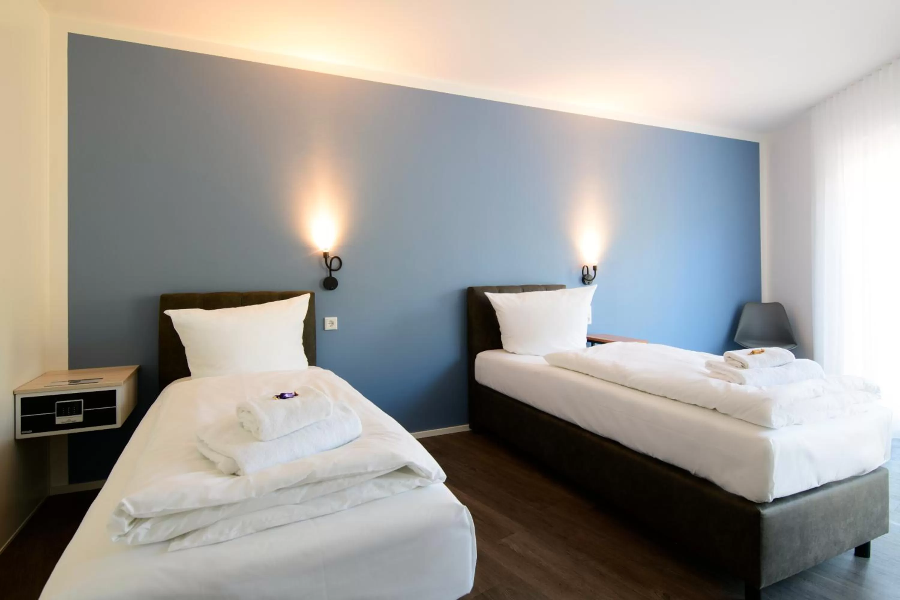 Bed in Smart & Stay Aparthotel Saarbrücken Süd - Self-Check-In - Free Parking