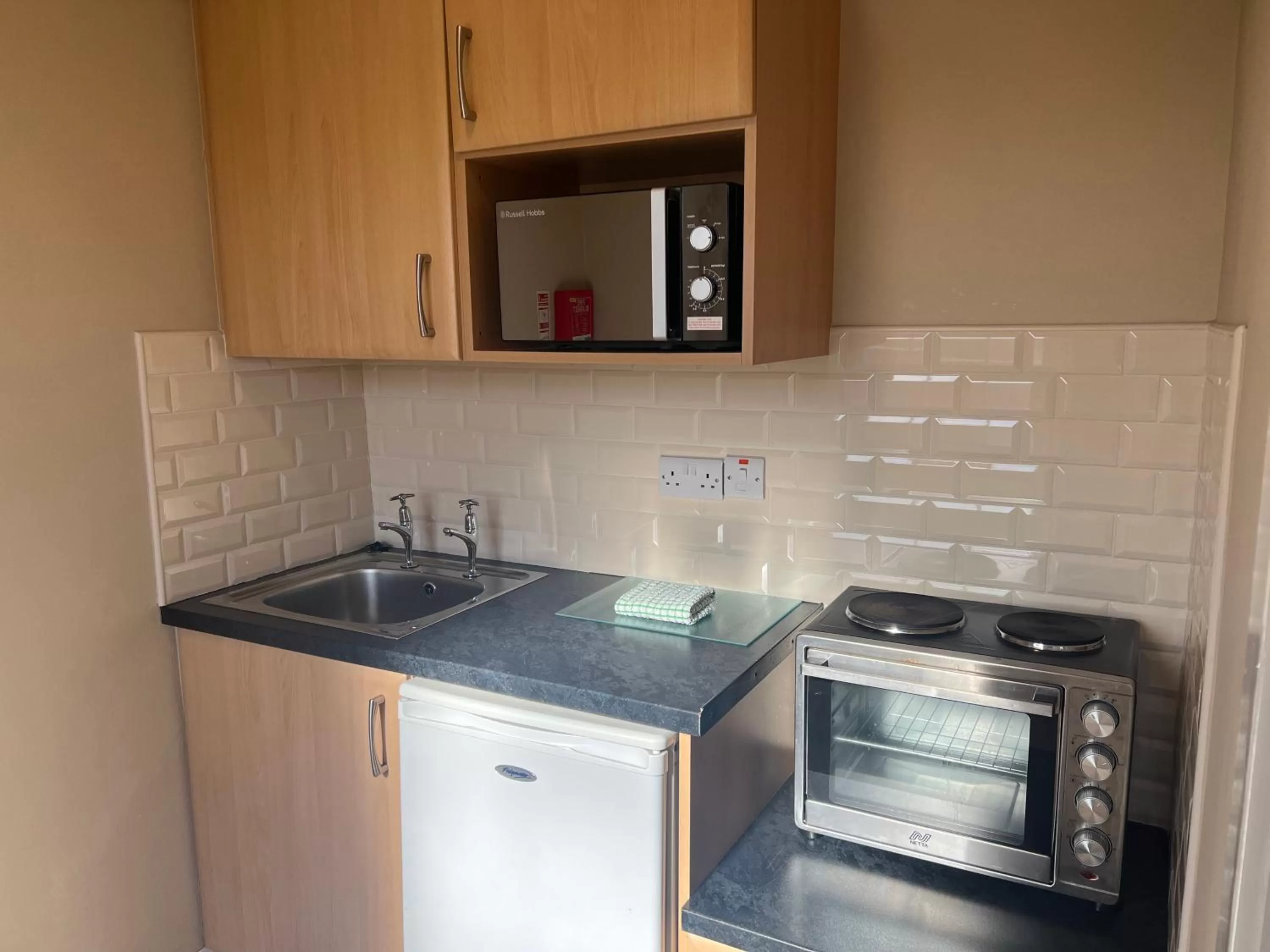 Kitchen or kitchenette in Belmore Court & Motel