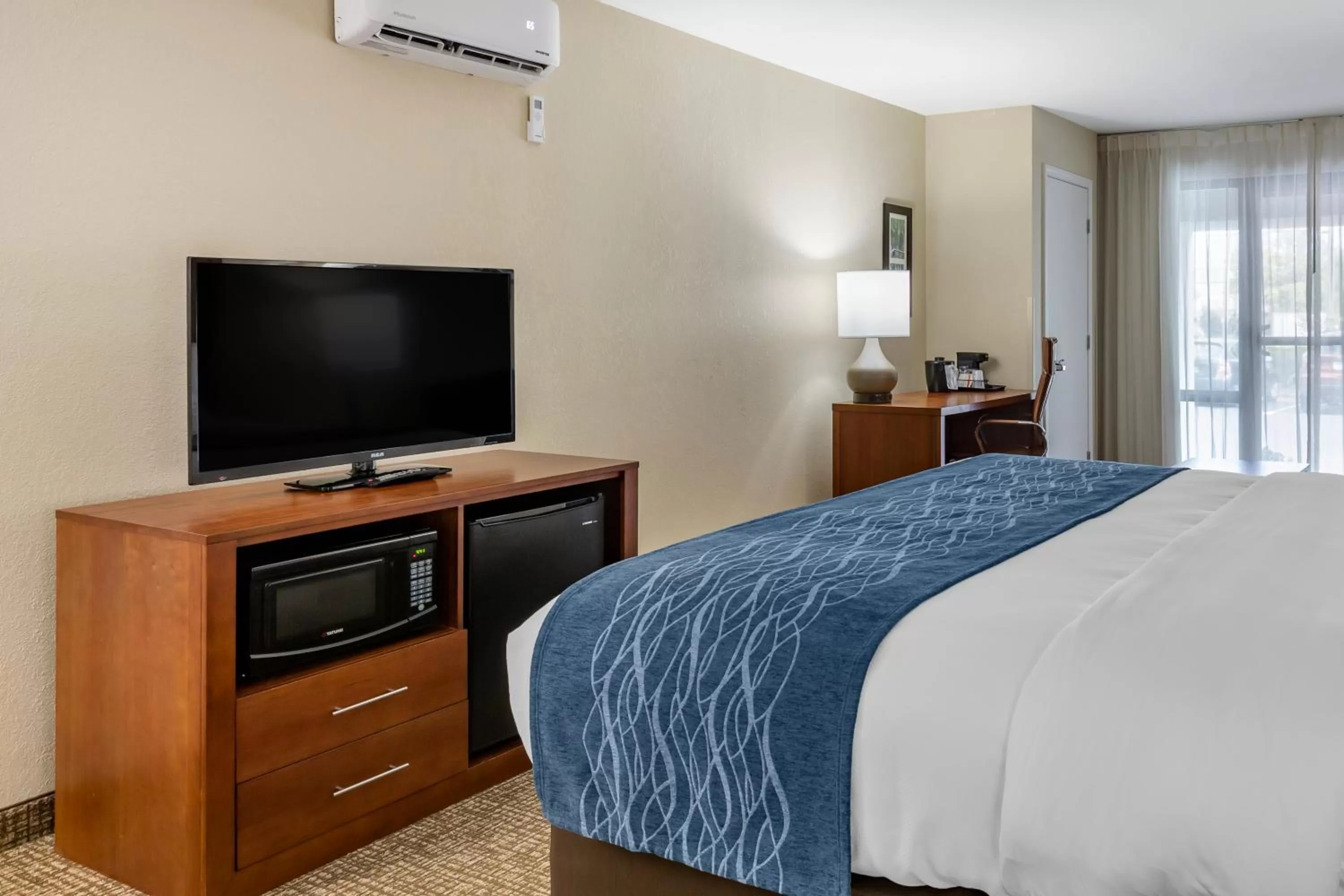 Bedroom, Bed in Comfort Inn & Suites Spring Lake - Fayetteville near Fort Bragg