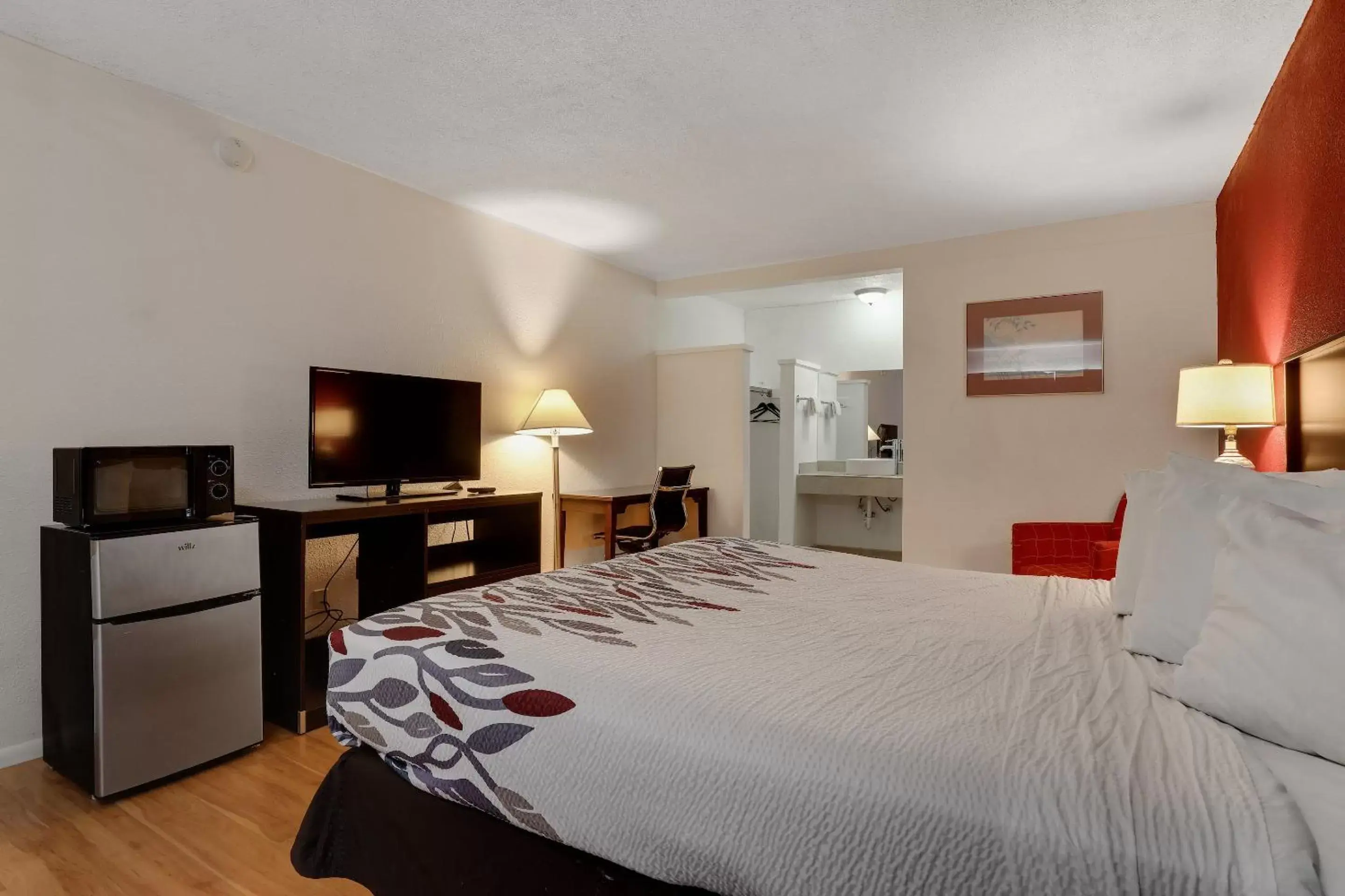 Superior King Room Non-Smoking in Red Roof Inn Needles Superior King Room Non-Smoking in Red Roof Inn Needles