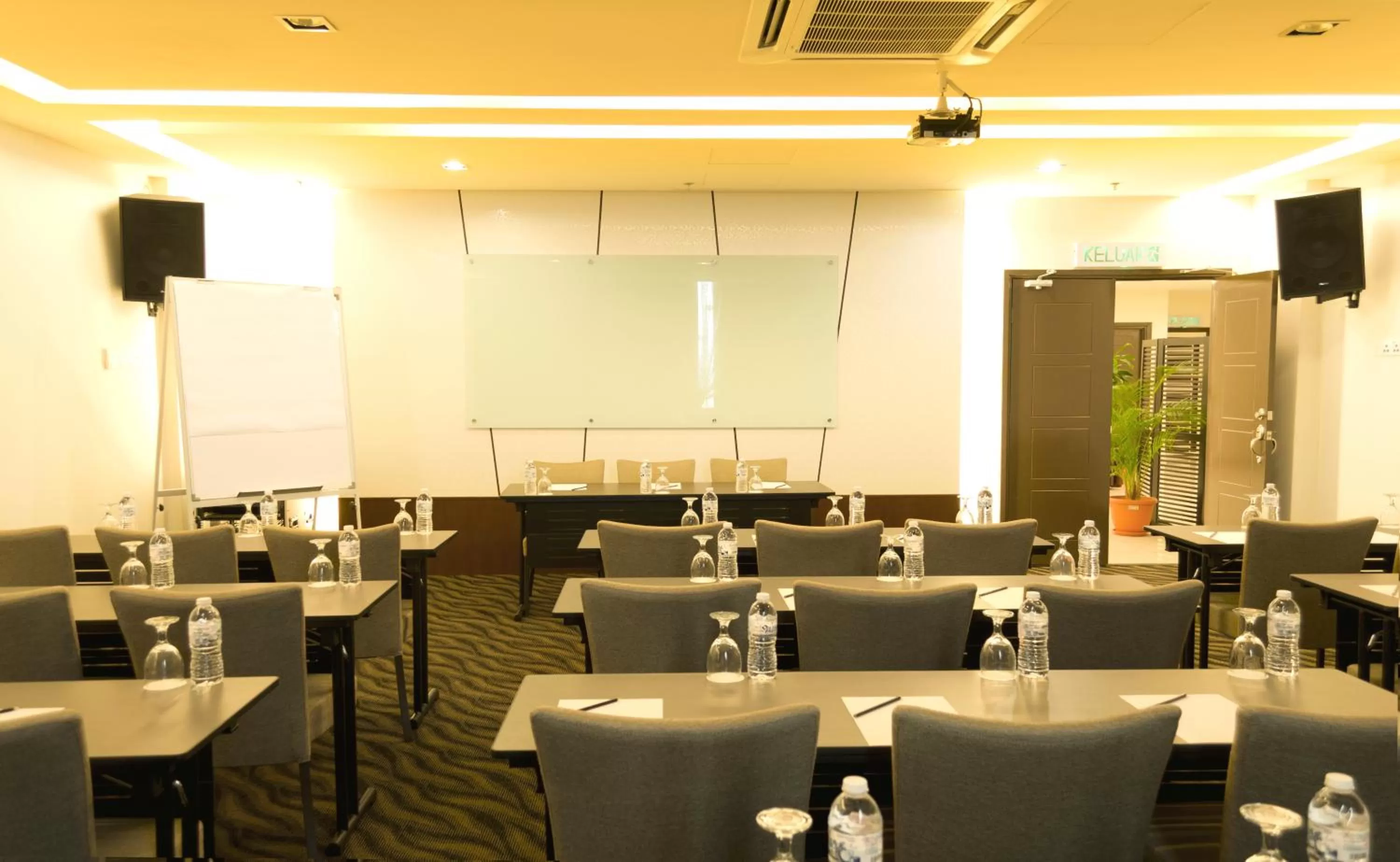 Business facilities in Marvelux Hotel