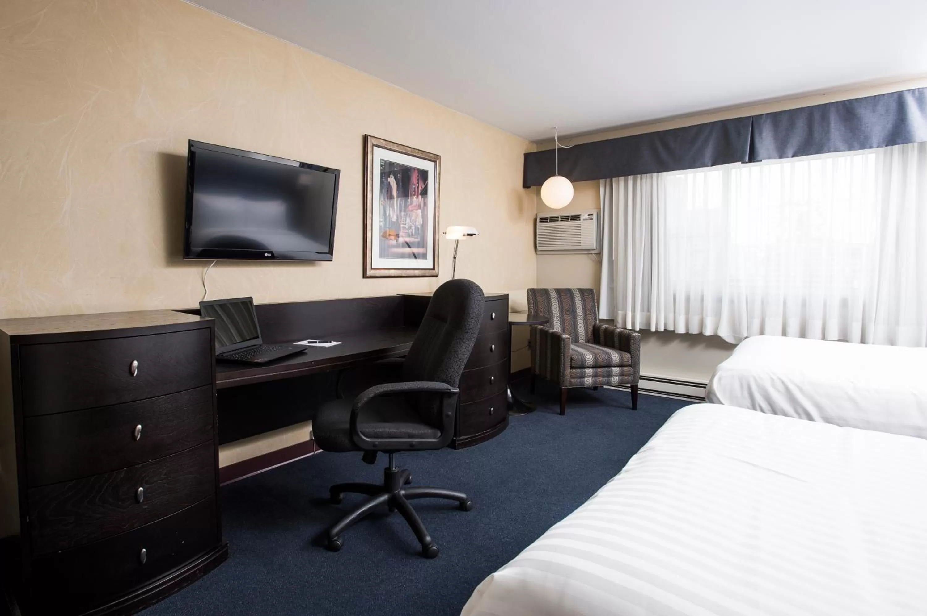 Photo of the whole room, Bed in Le Deville par G5