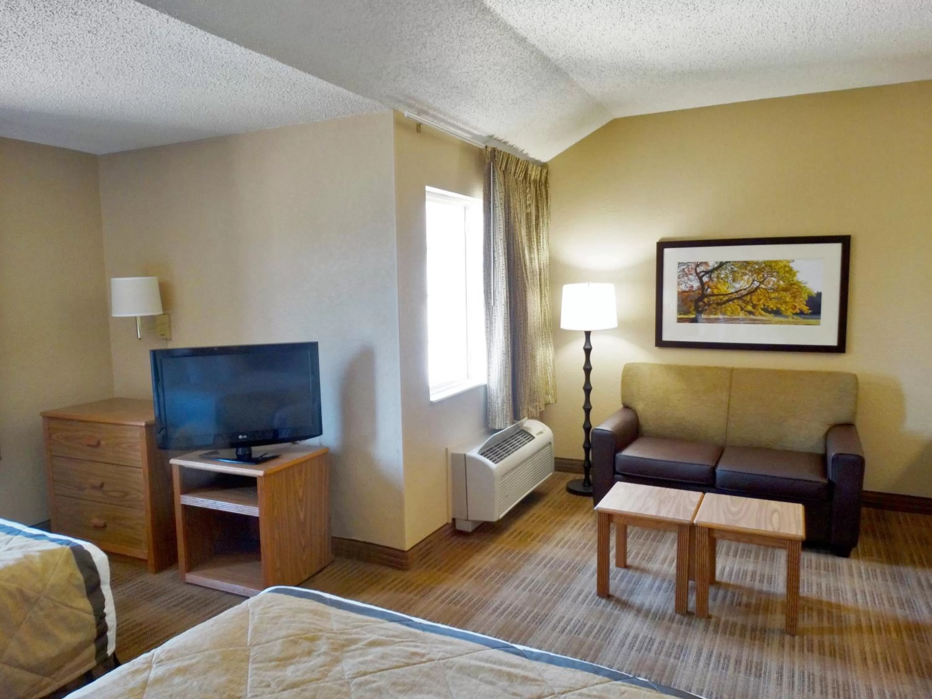 TV and multimedia in Extended Stay America Suites - Boston - Peabody