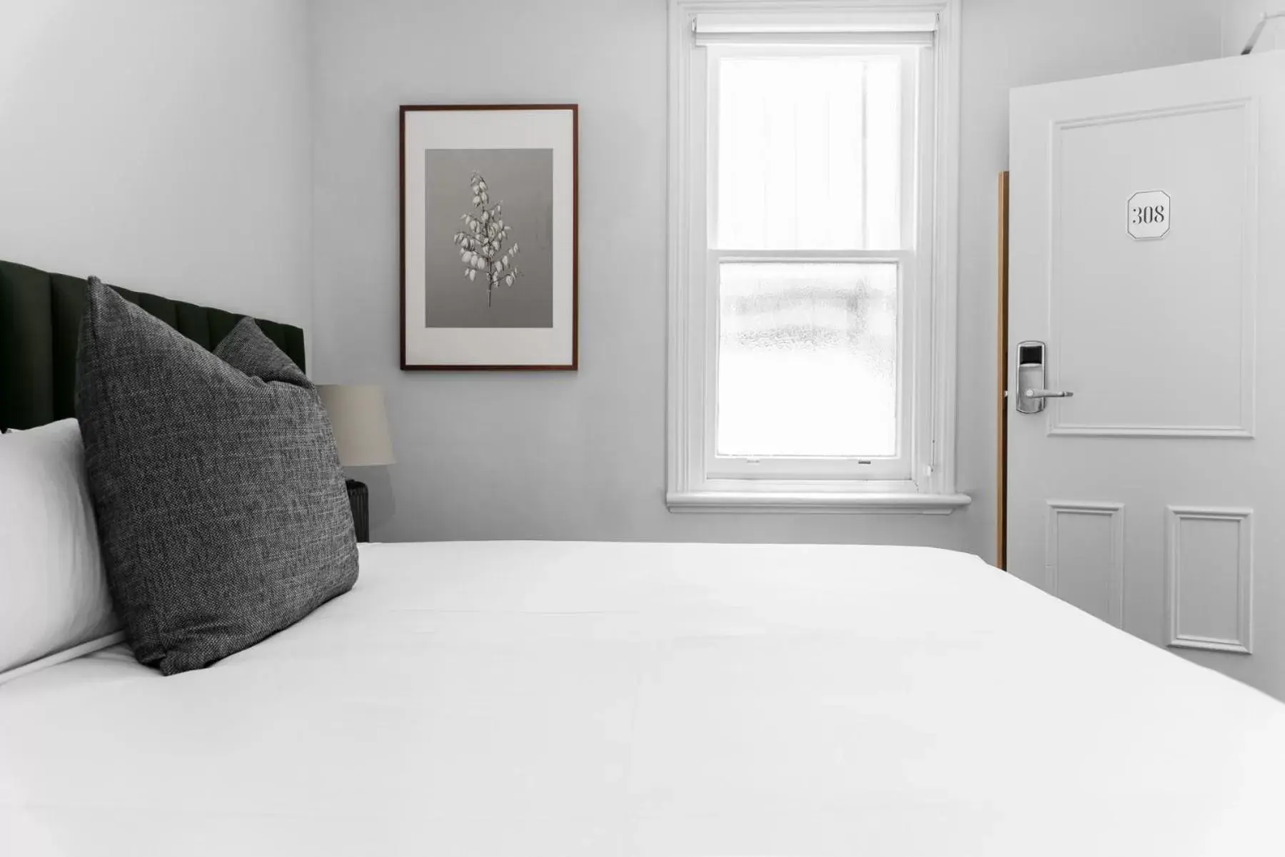 Small Double Room in Hotel Challis Potts Point Small Double Room in Hotel Challis Potts Point