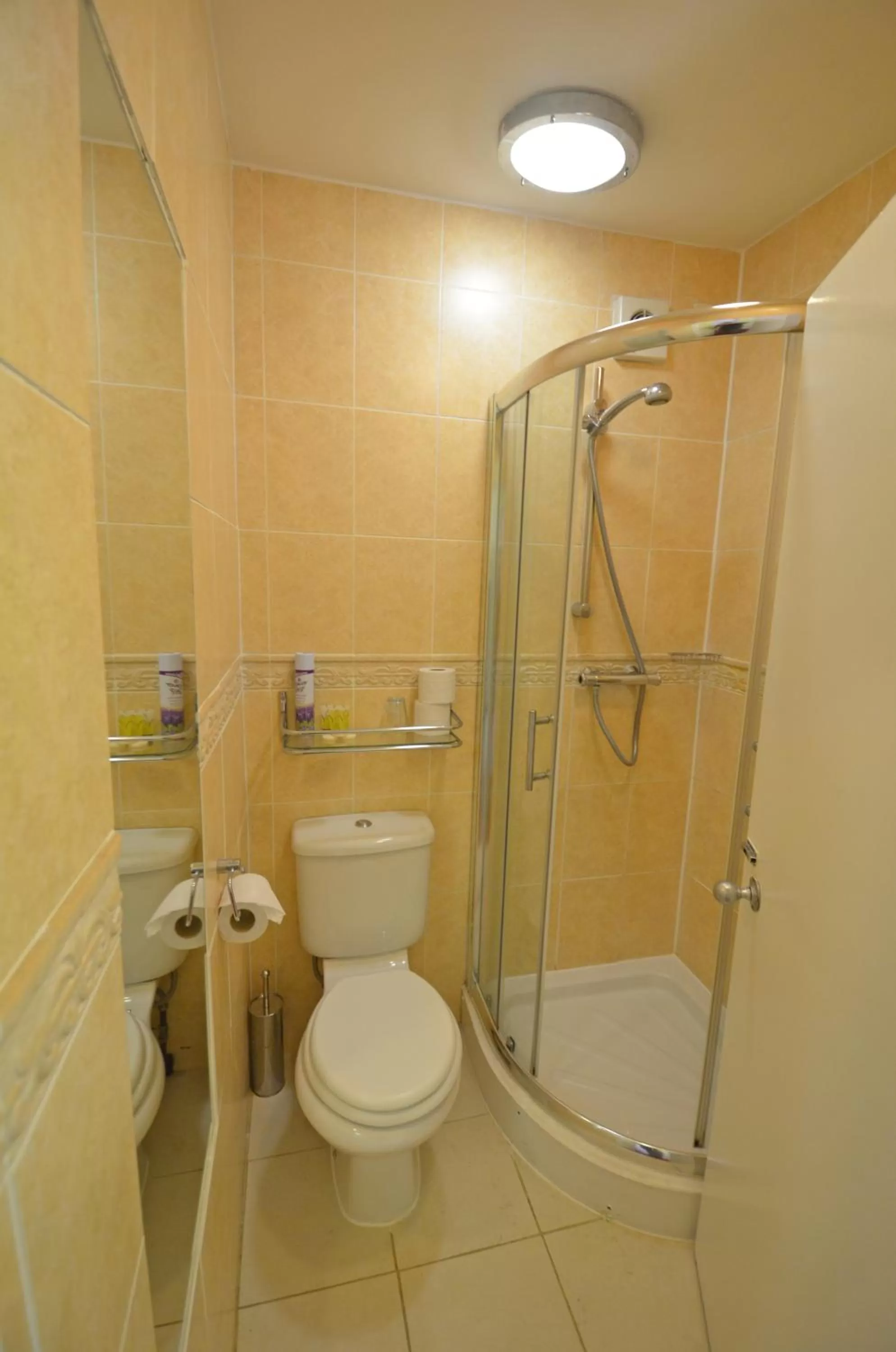 Shower in Parkwood Hotel