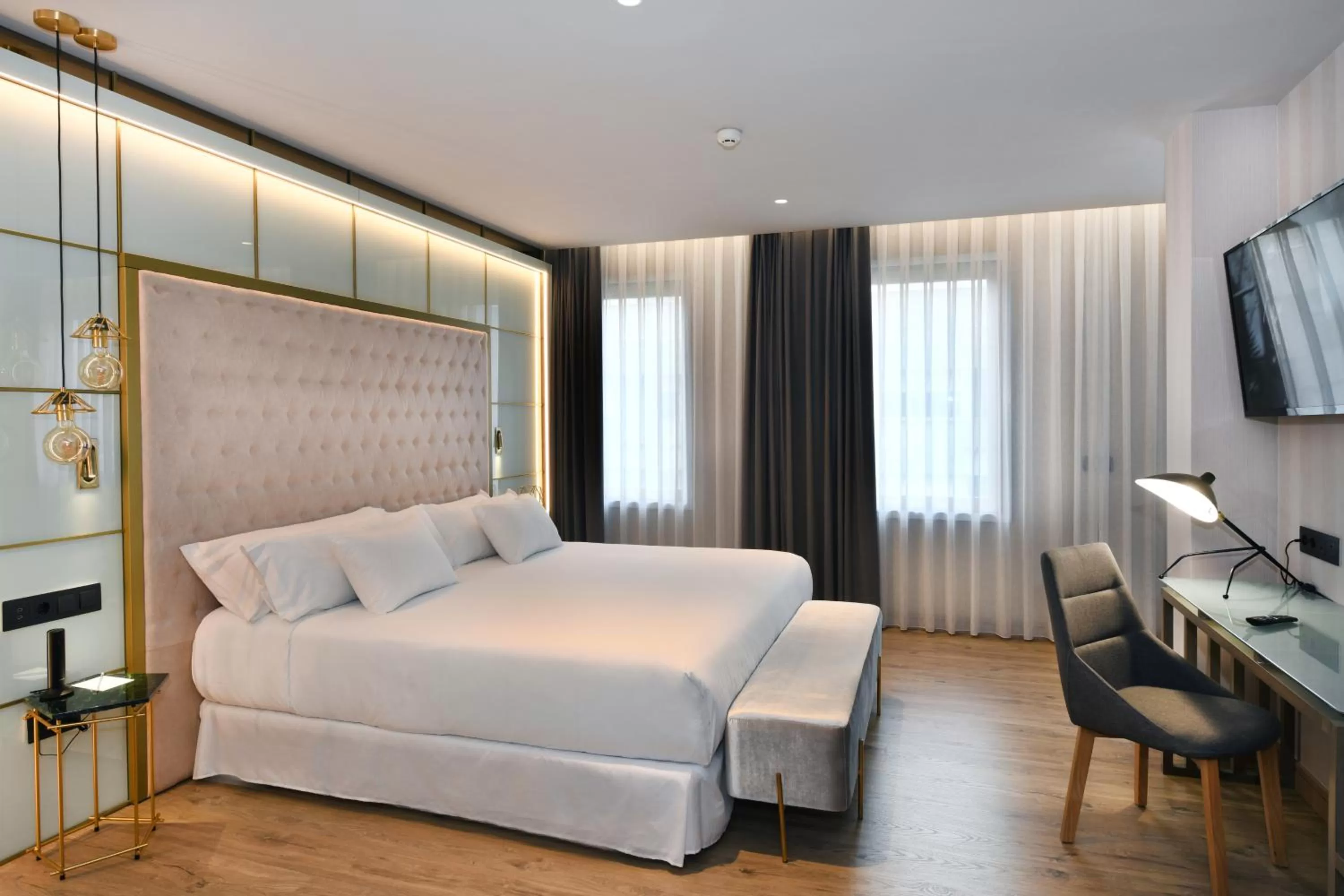 Photo of the whole room, Bed in Barceló Ourense