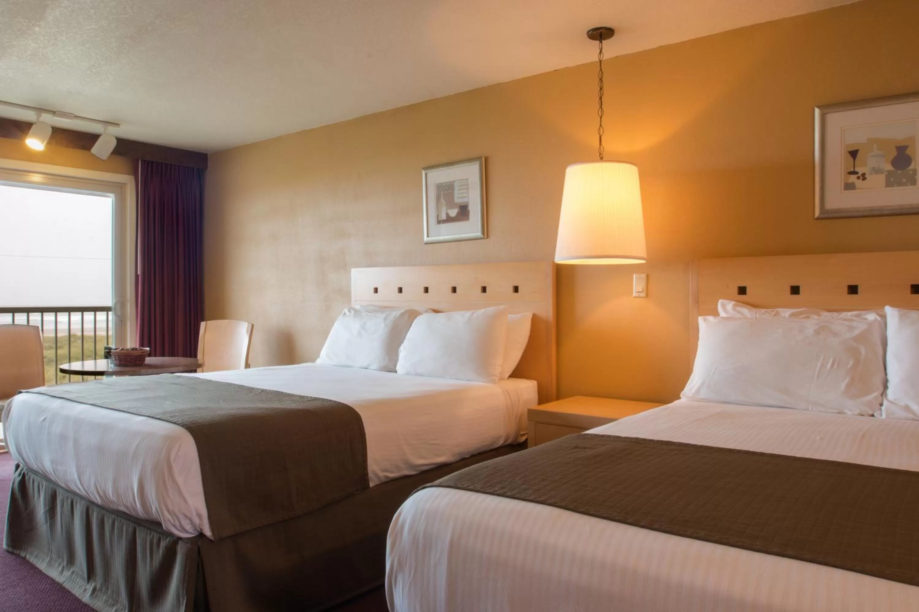 Day, Bed in Hi Tide Oceanfront Inn