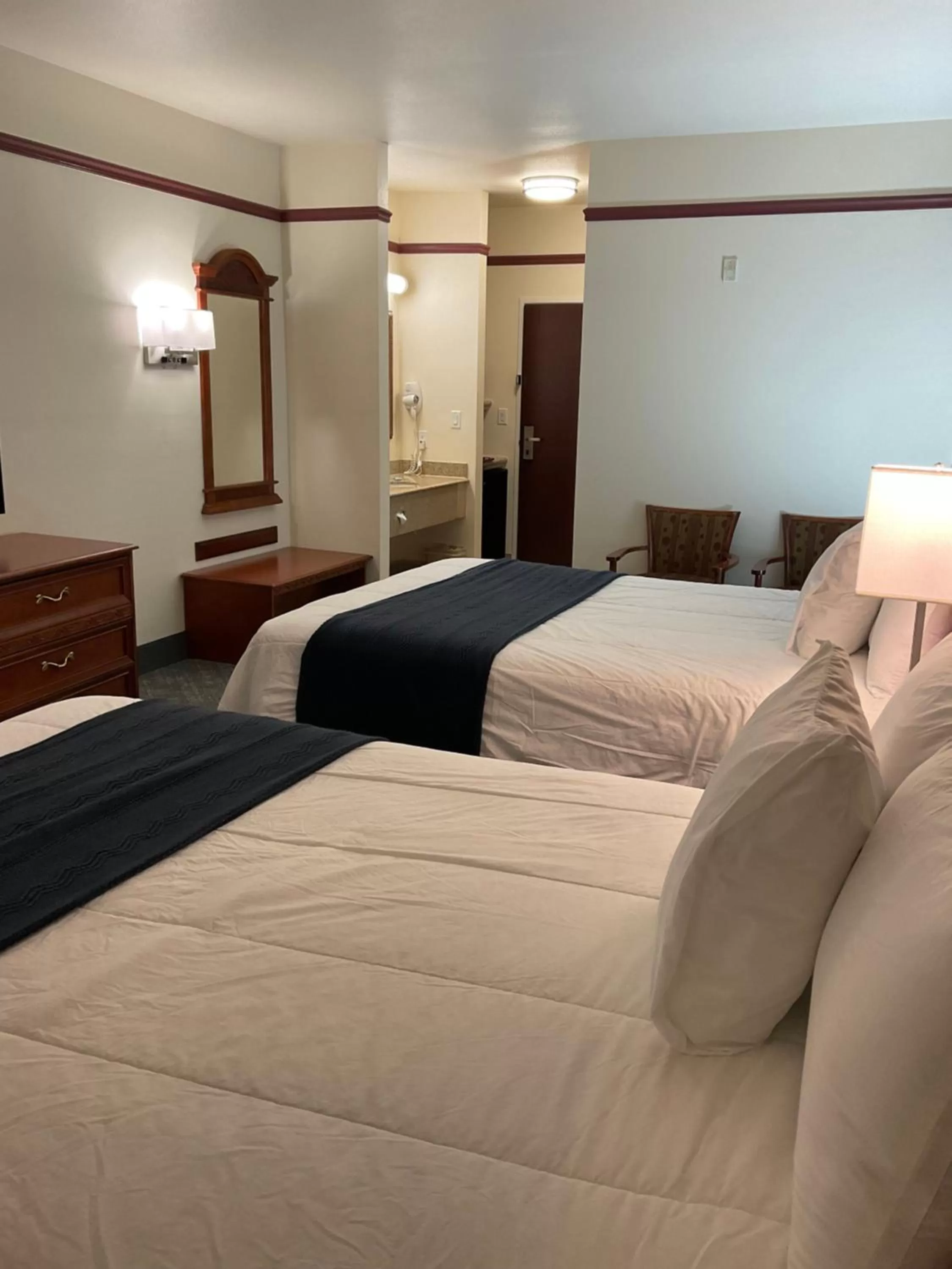 Bedroom, Bed in Budget Host Inn and Suites Cameron