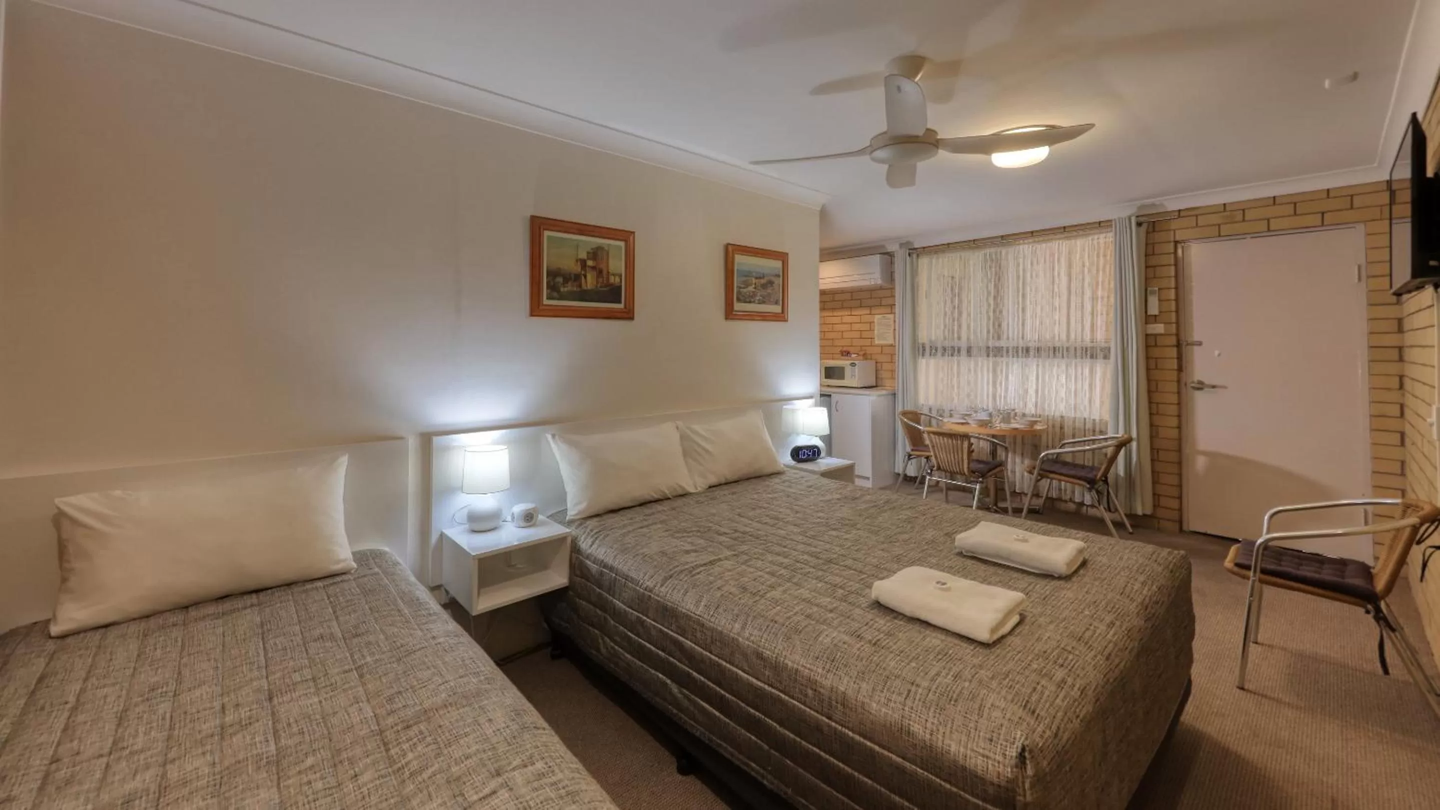 Bed in Gunsynd Motor Inn