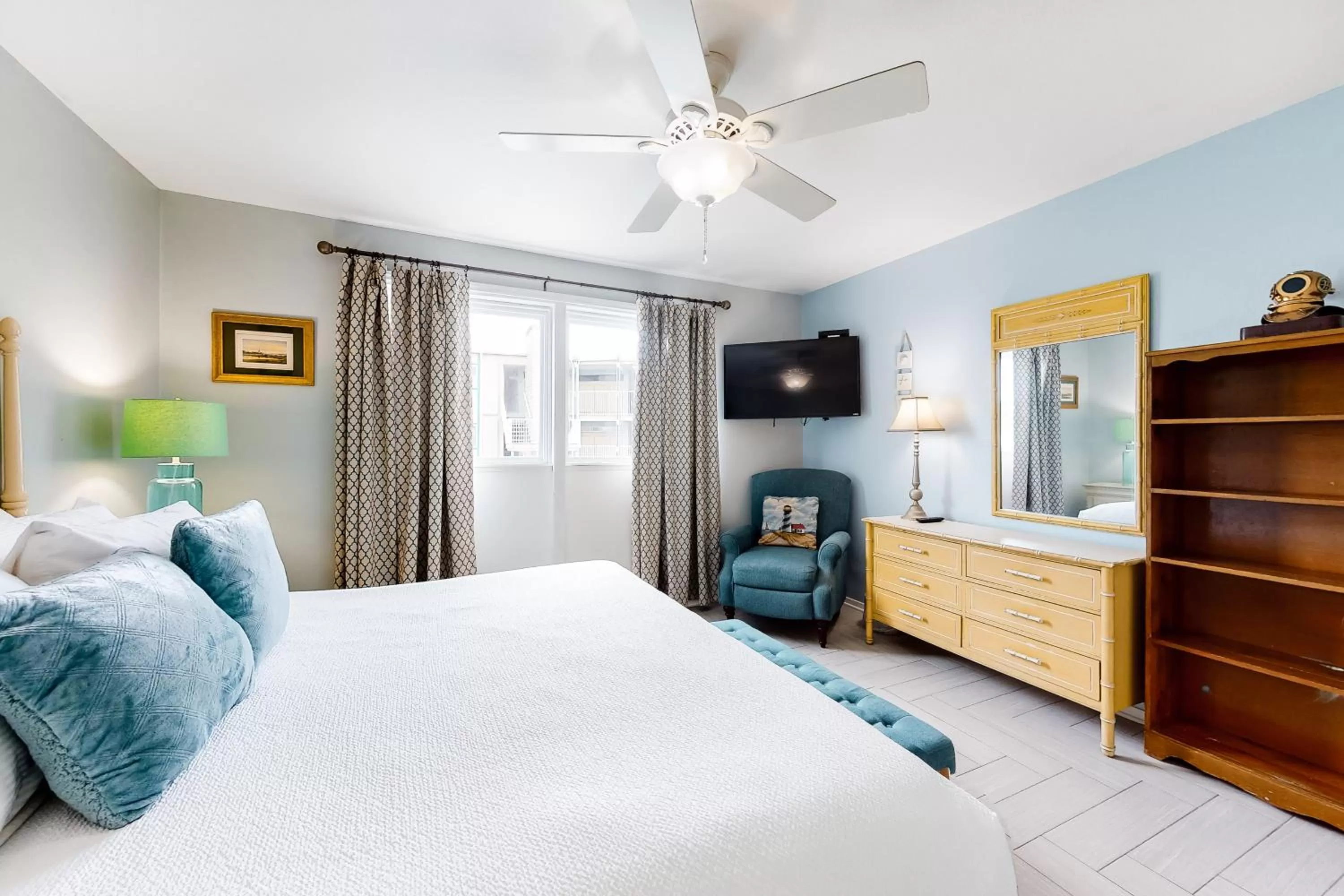 La Internacional Condominiums #210