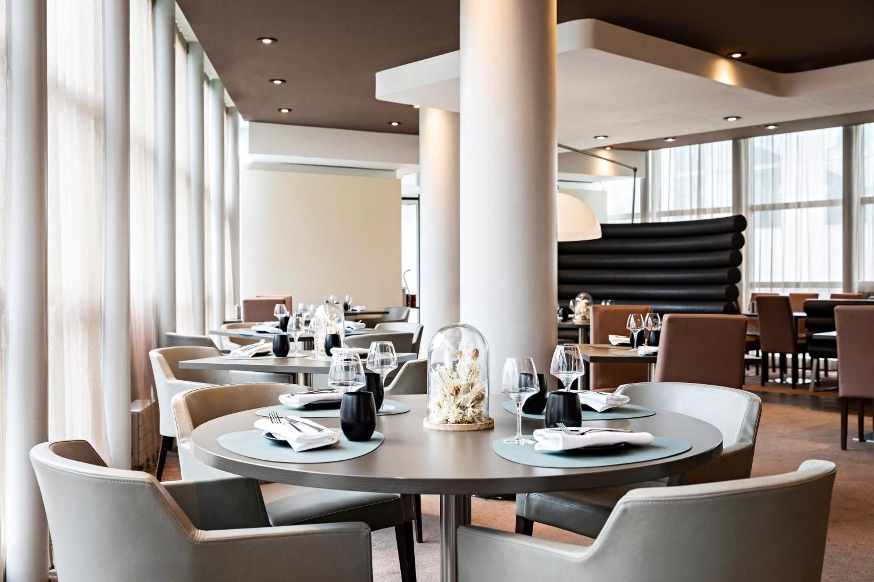 Restaurant/places to eat in Pullman Paris La Défense