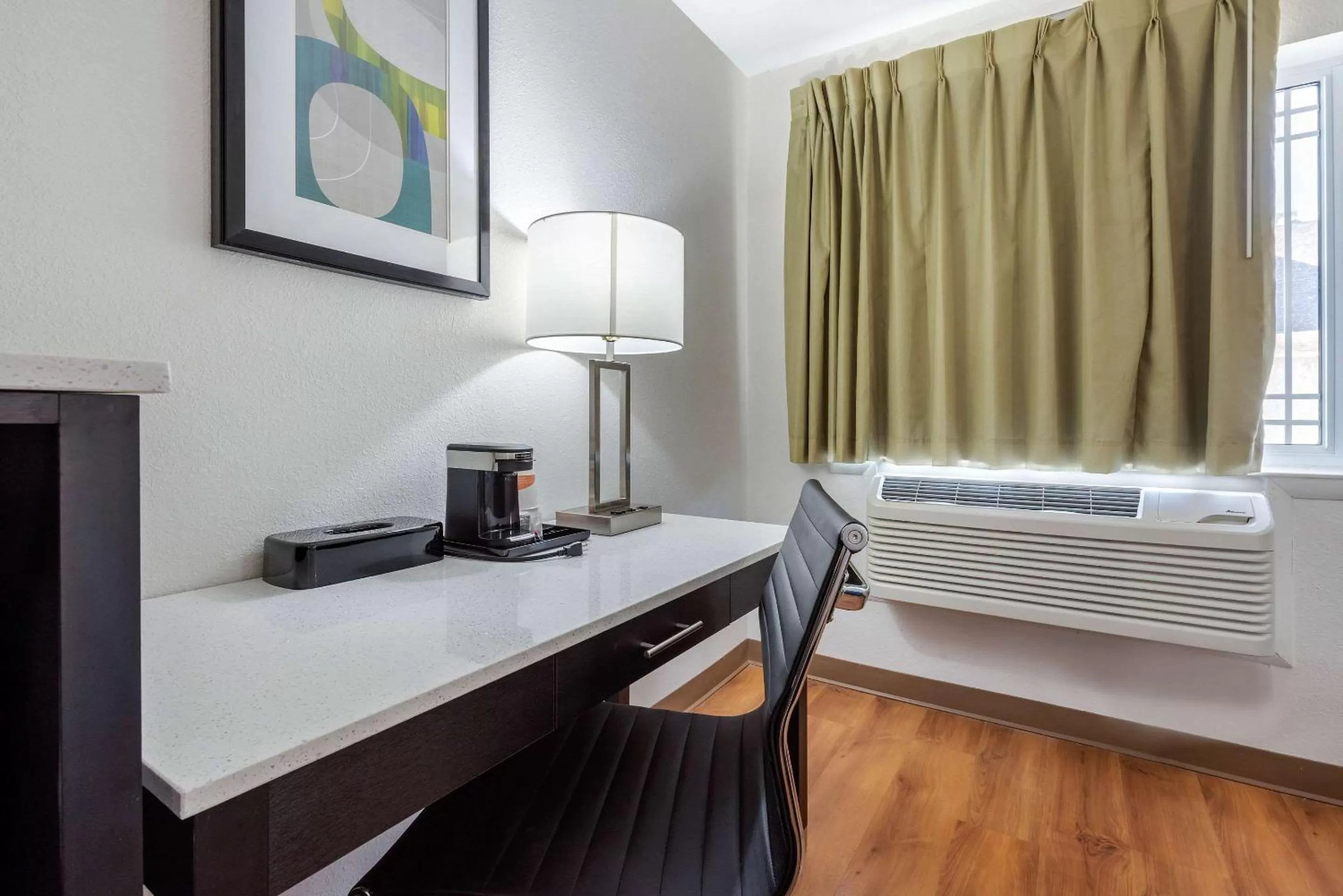 Photo of the whole room, Bed in Quality Inn Coraopolis