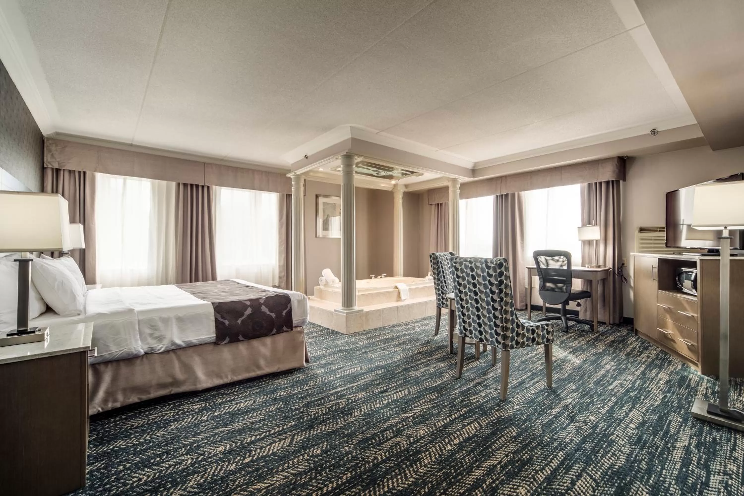 Photo of the whole room, Bed in Monte Carlo Inn Brampton