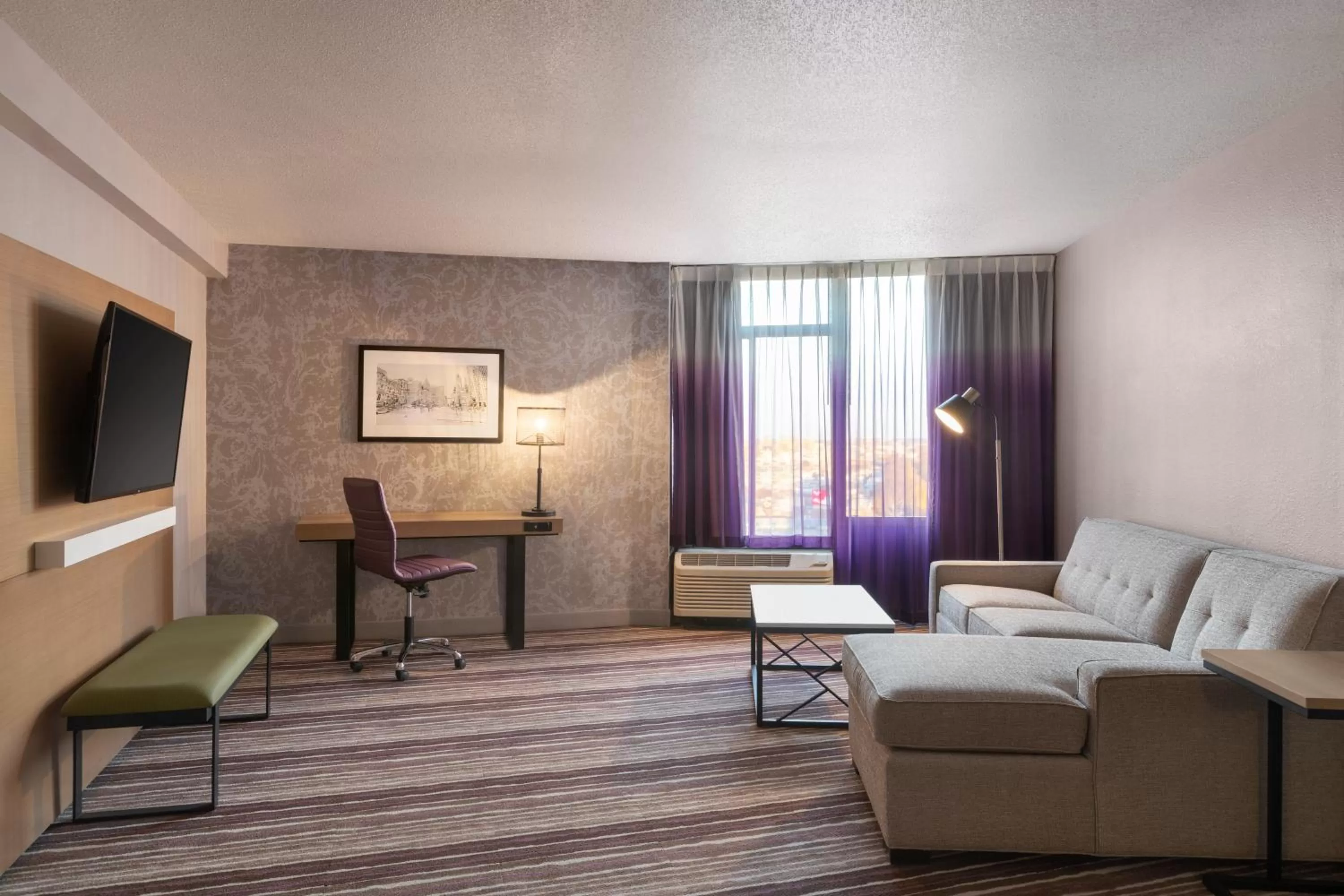 Living room in Holiday Inn Philadelphia Arpt-Stadium Area by IHG