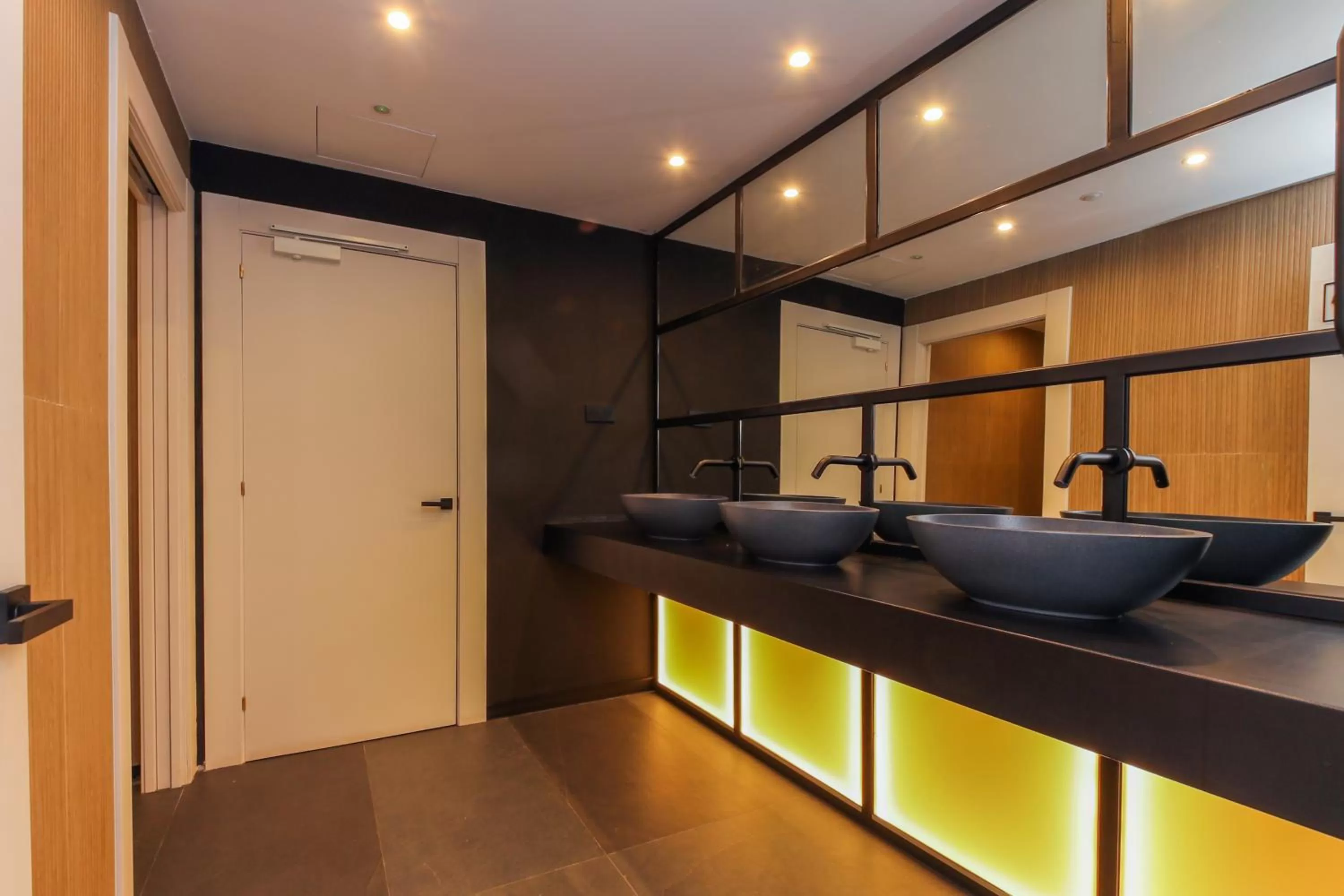 Public Bath in Hotel Lauria