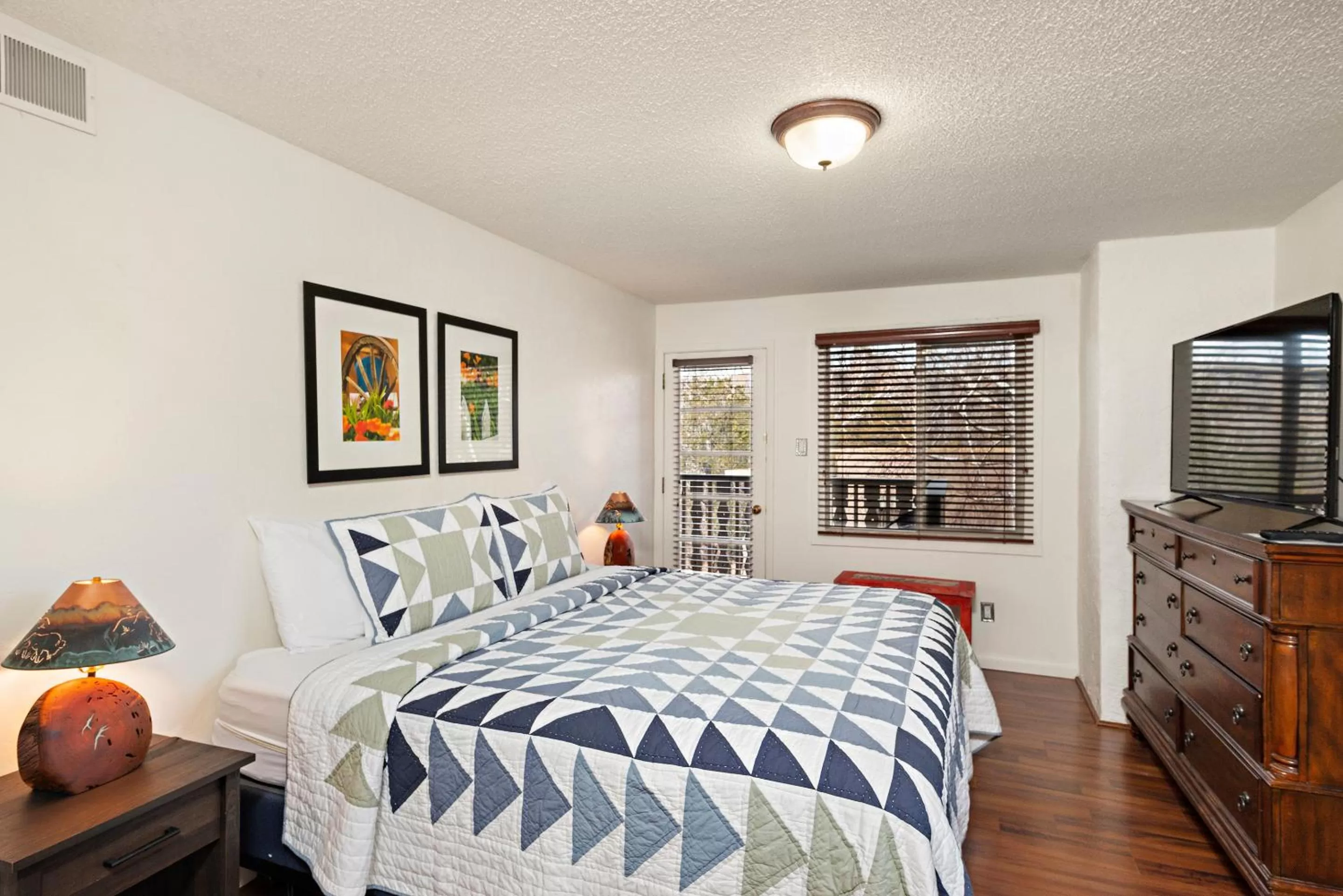 Bedroom, Bed in Fort Marcy Suites by All Seasons Resort Lodging