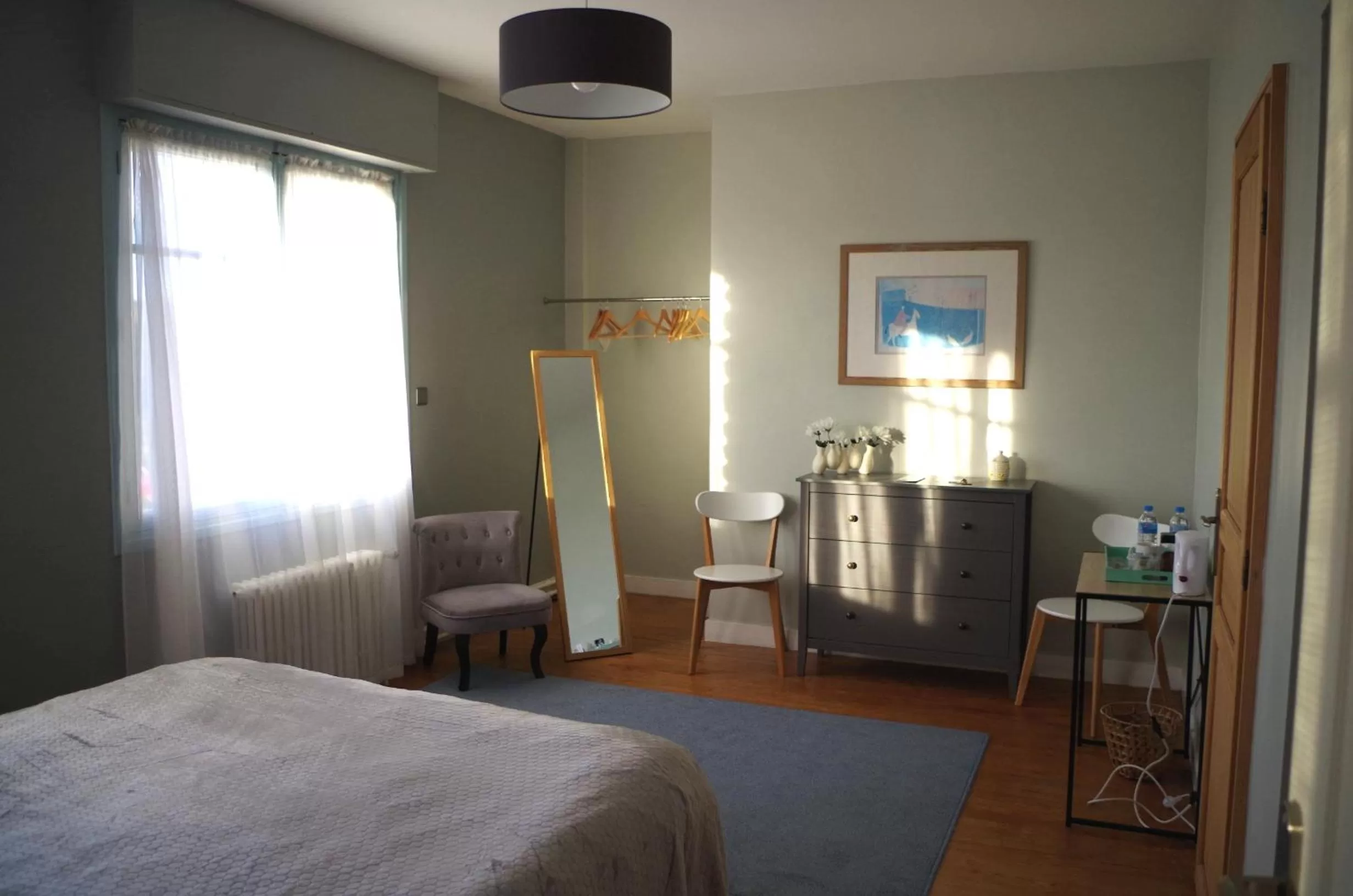 Photo of the whole room, Bed in 13 Bees