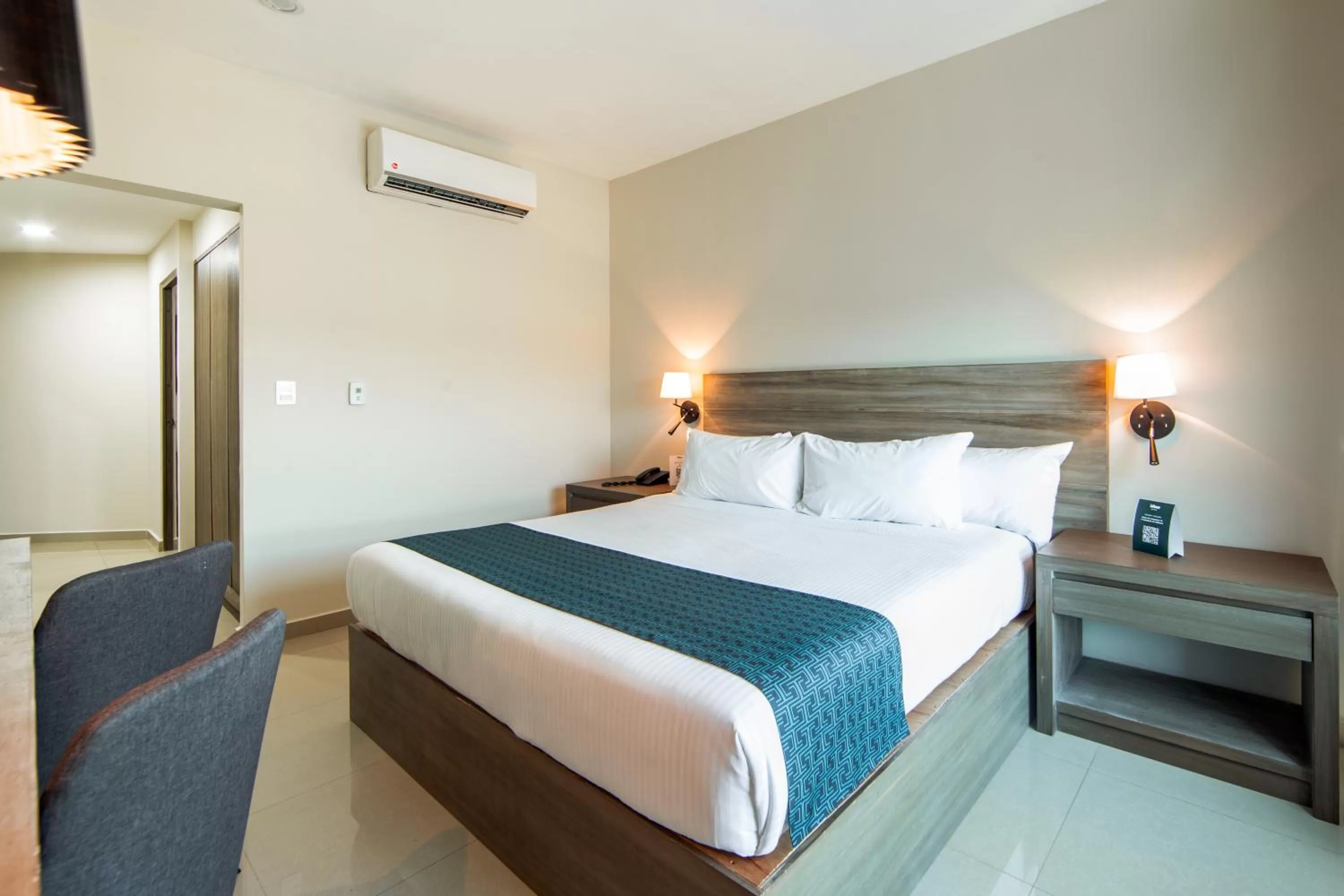 Photo of the whole room, Bed in InHouse Hotel Culiacán